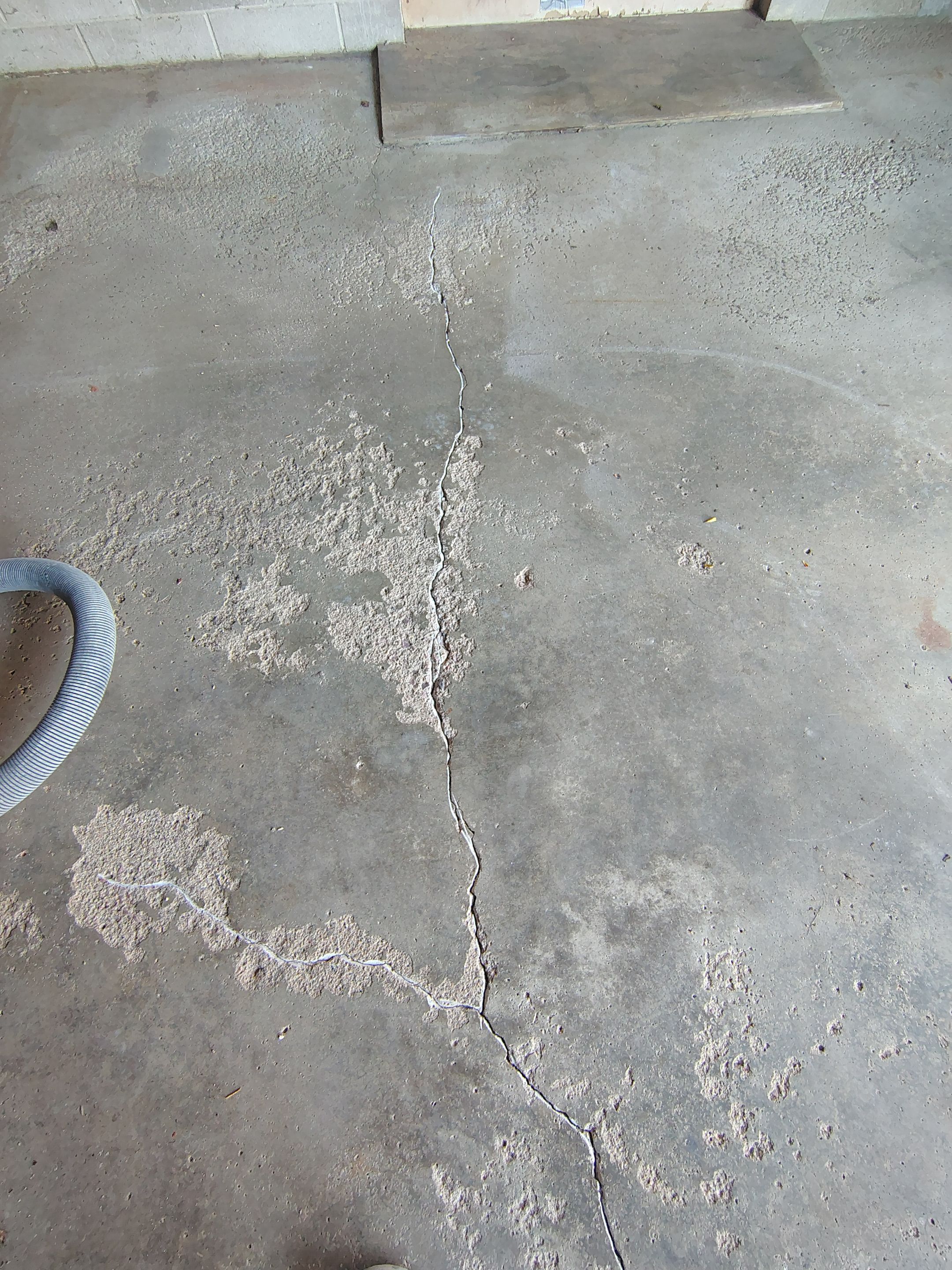 Sioux Falls Garage Epoxy Floor Installation and Concrete Crack Repair by Select Painting, Coatings & Garage Cabinets