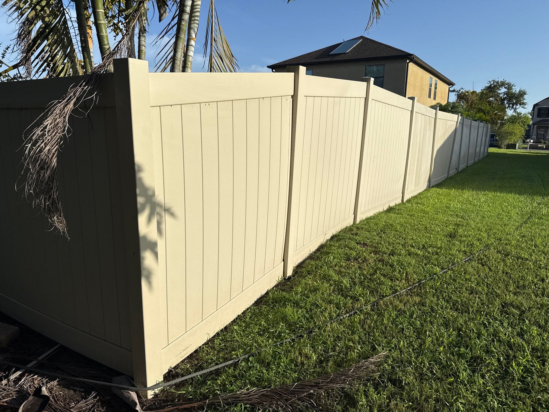 2-Story Stucco House Wash & Tan Vinyl Fence Cleaning | Sheffield Glen Palmetto, FL by Sunshine AquaWash