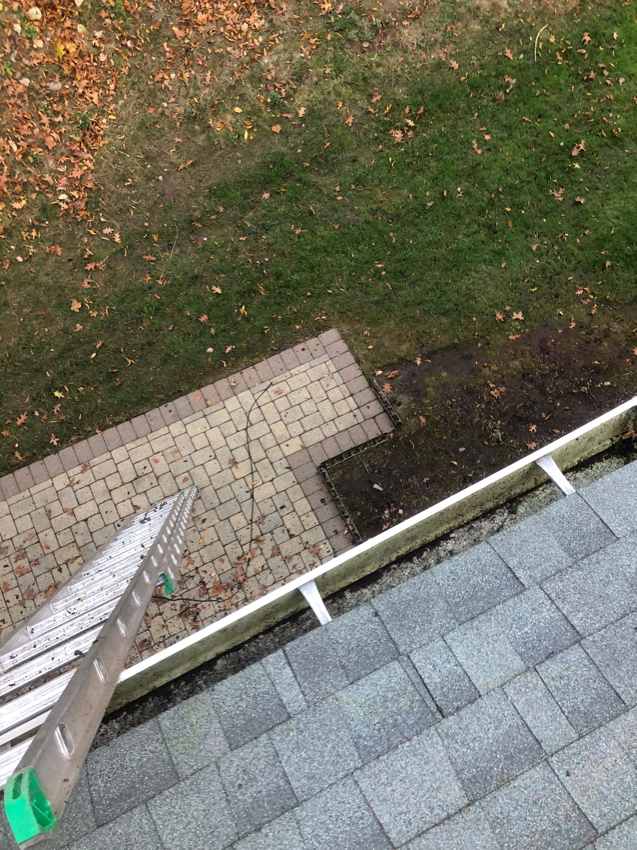 Commercial gutter cleaning Connecticut after photo with clean gutters