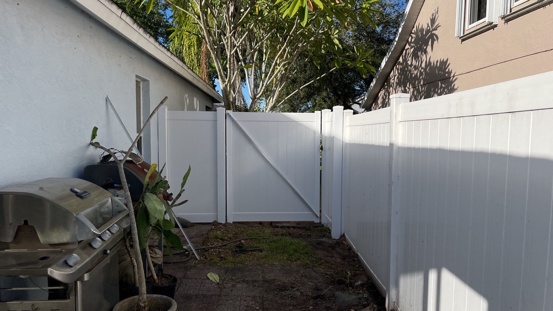 Palmetto, FL Vinyl Fence Installation using White Vinyl Privacy Fence by Asap fence and gates, LLC