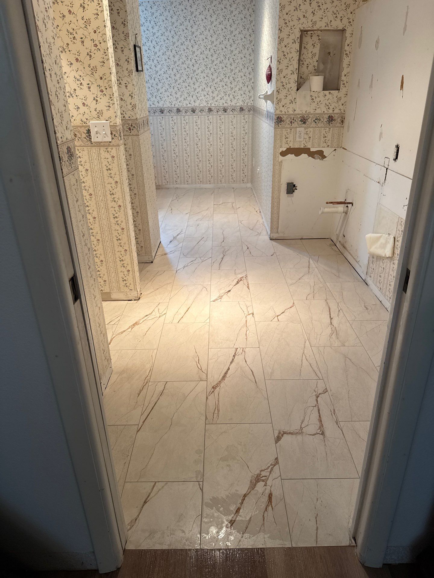 Bedroom & bathroom remodel  by Vrmmm Flooring