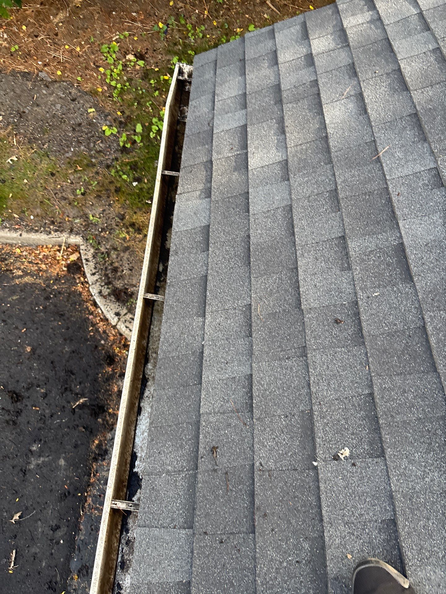 Commercial gutter cleaning Des Moines after photo with clean gutters