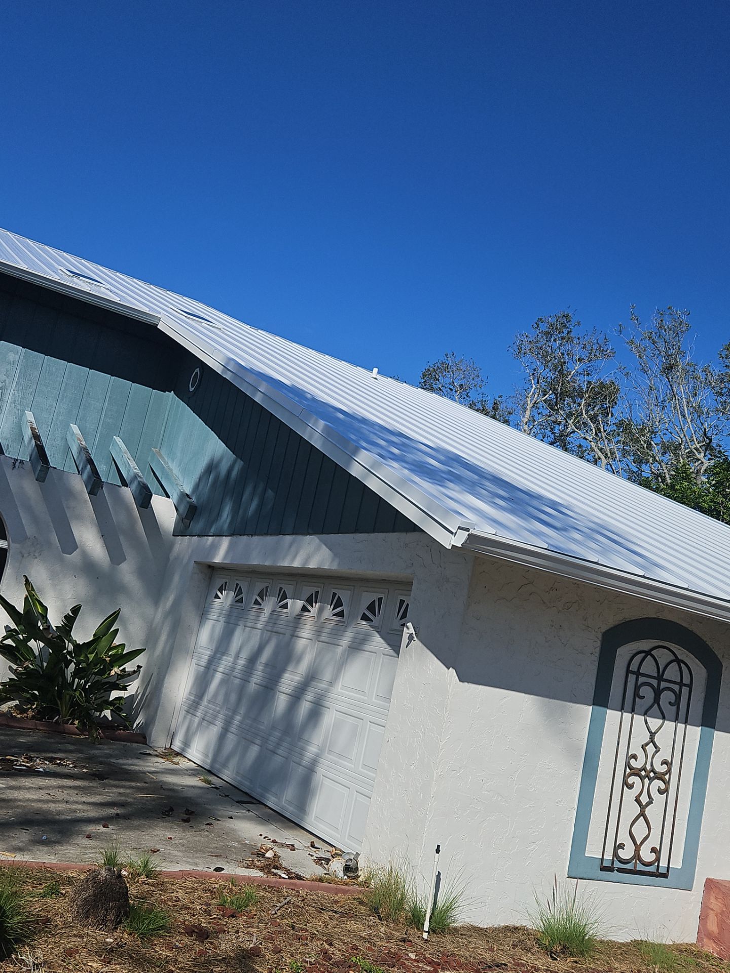 K-Style Seamless Gutter Installation using White Seamless Gutters in Sarasota FL by Gutter Professors