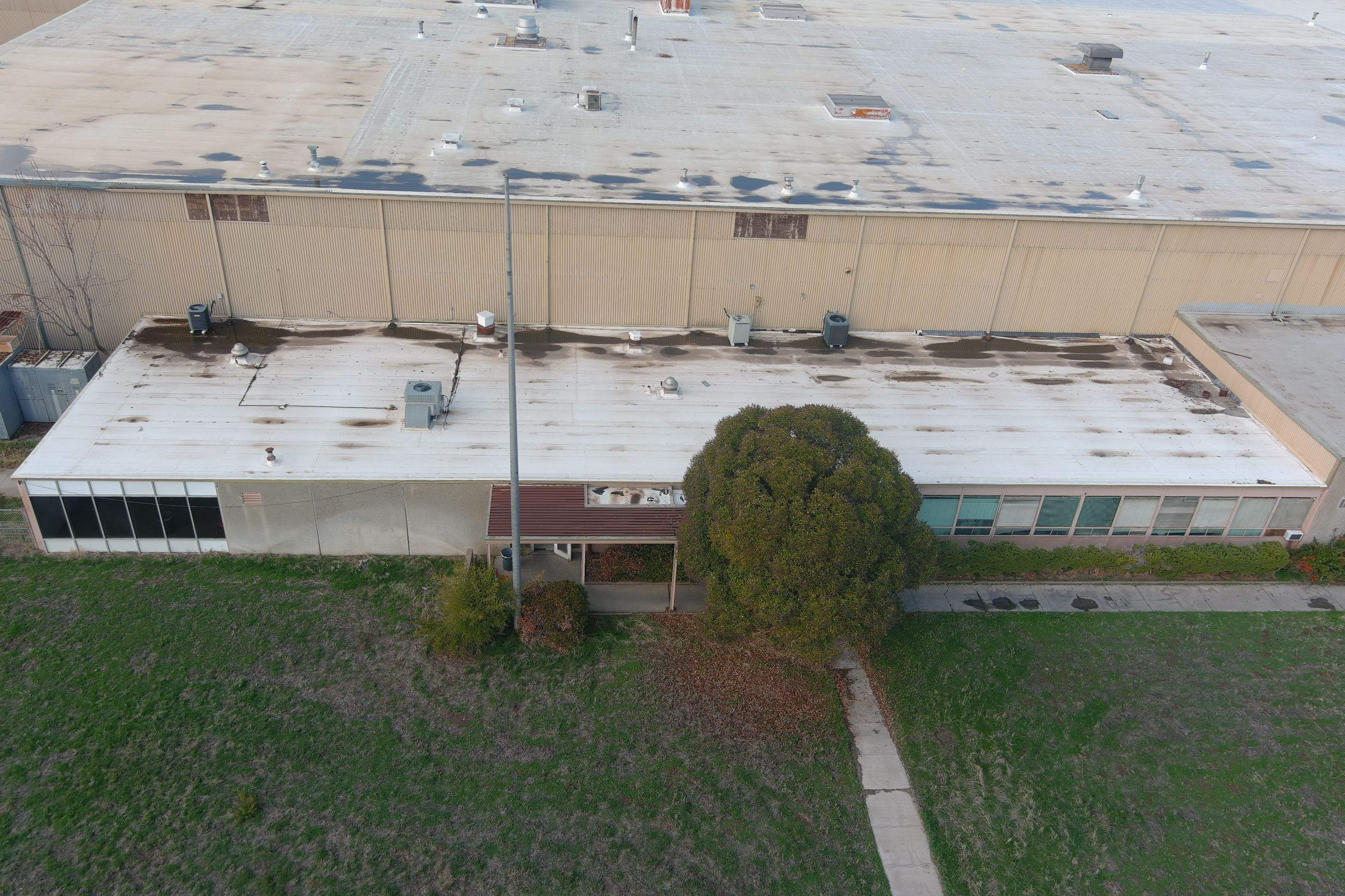 TPO single-ply roofing system using GAF by Straight Edge Roofing Inc