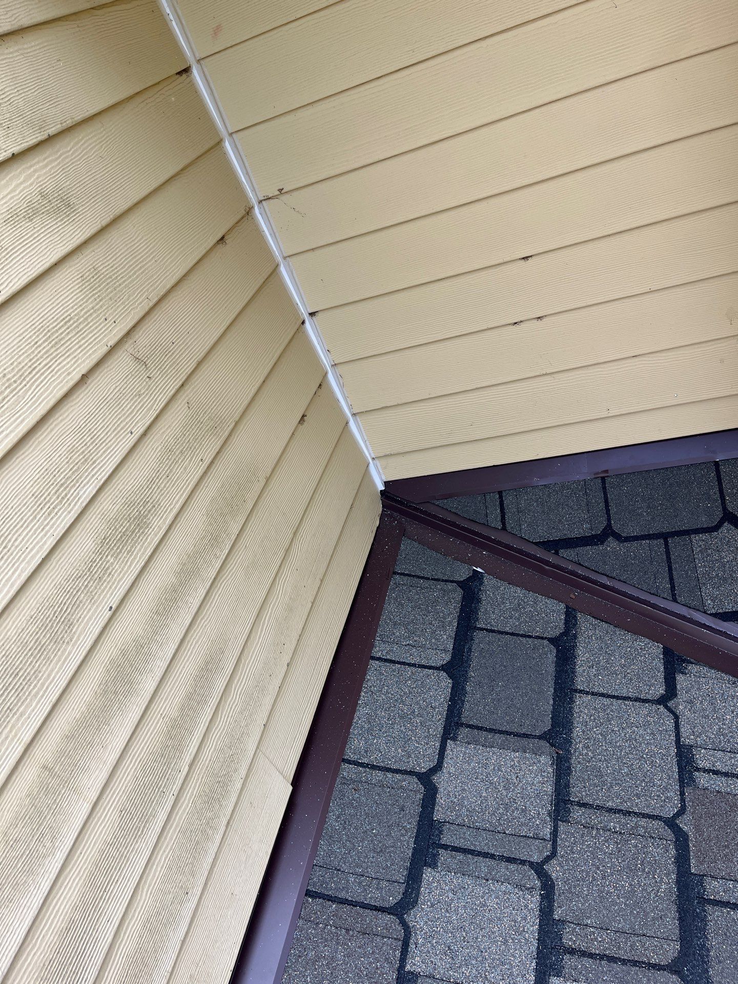 Arlington: CertainTeed Grand Manor Designer Shingles in Weathered Wood by RM Banning, Inc.