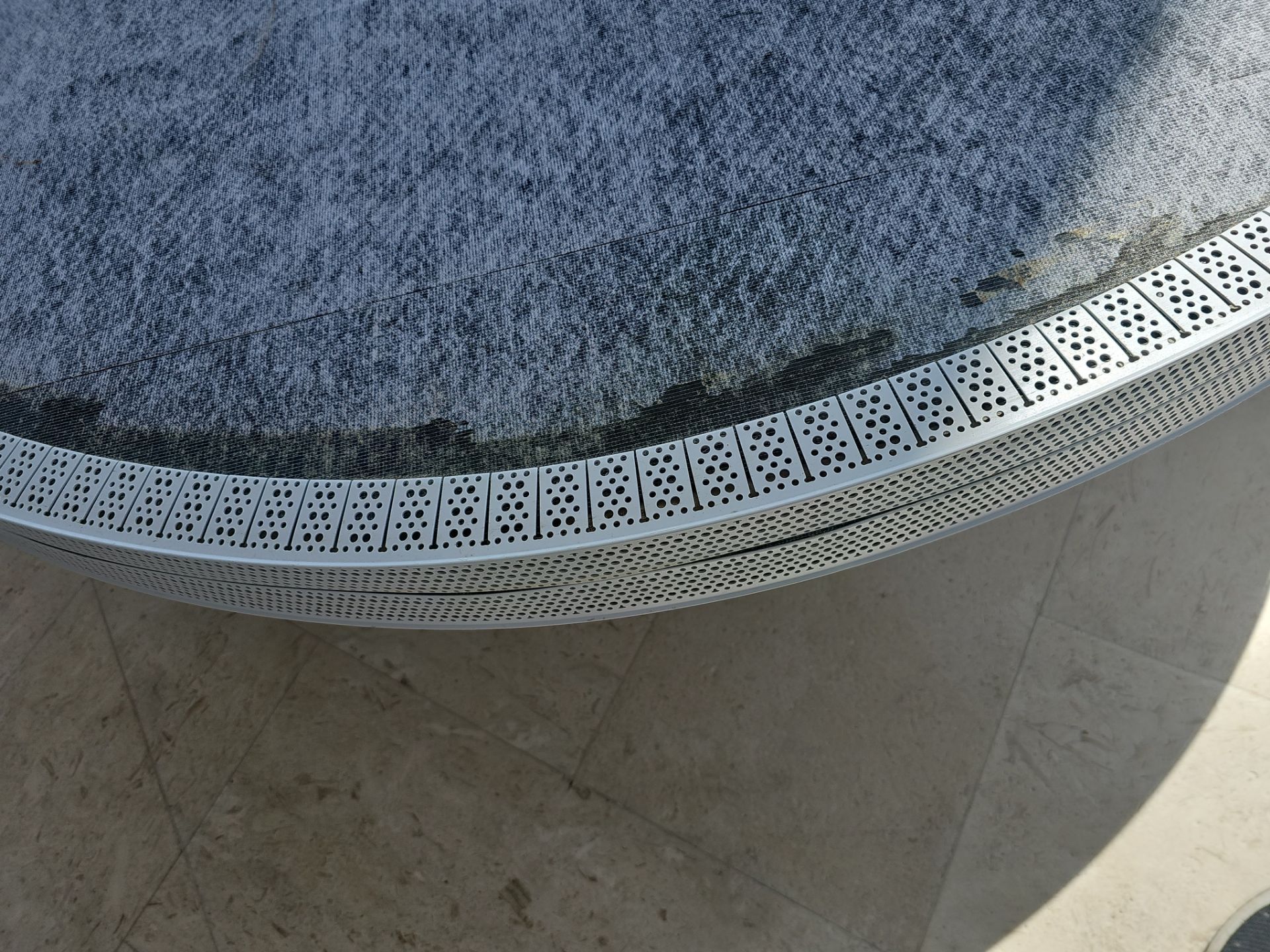 Microtopping over Furniture by Seamless Surfaces