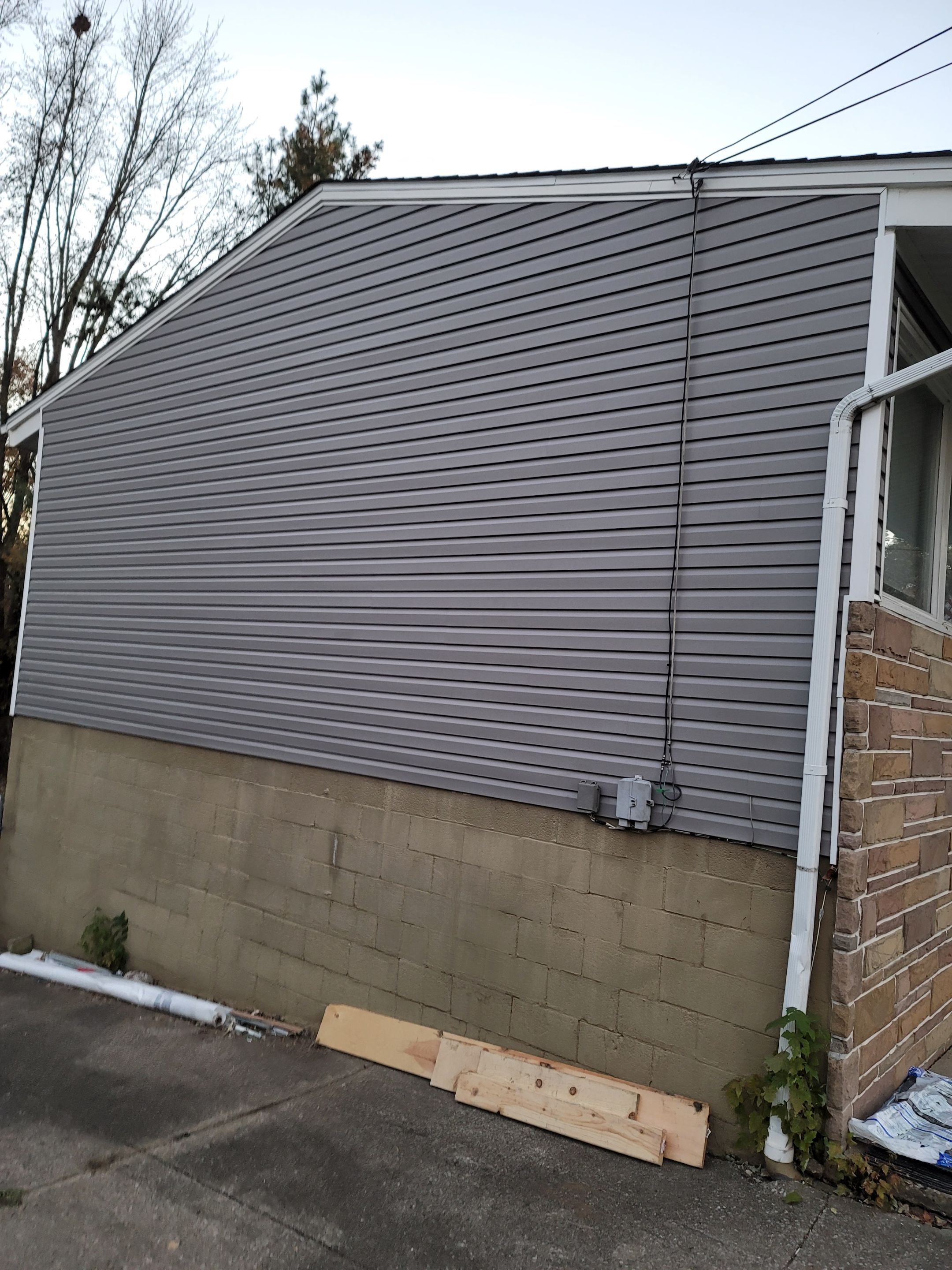 Brand: Atlas Pinnacle Color: Pristine Scotchgard Pweter Drip: White by Eagle Eye Roofing