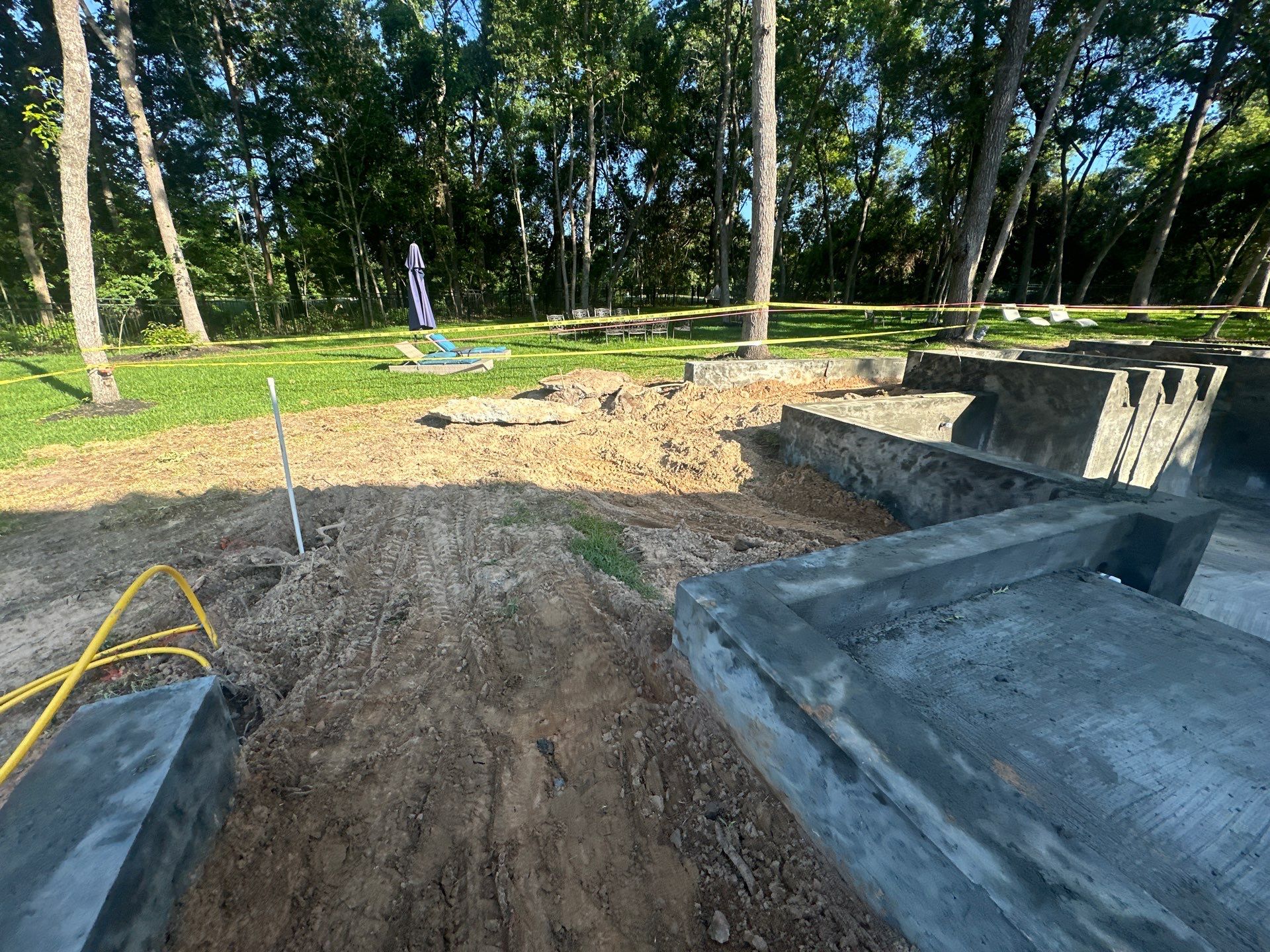Modern Patio Cover and Kitchen in Montgomery by SophAlx LLC