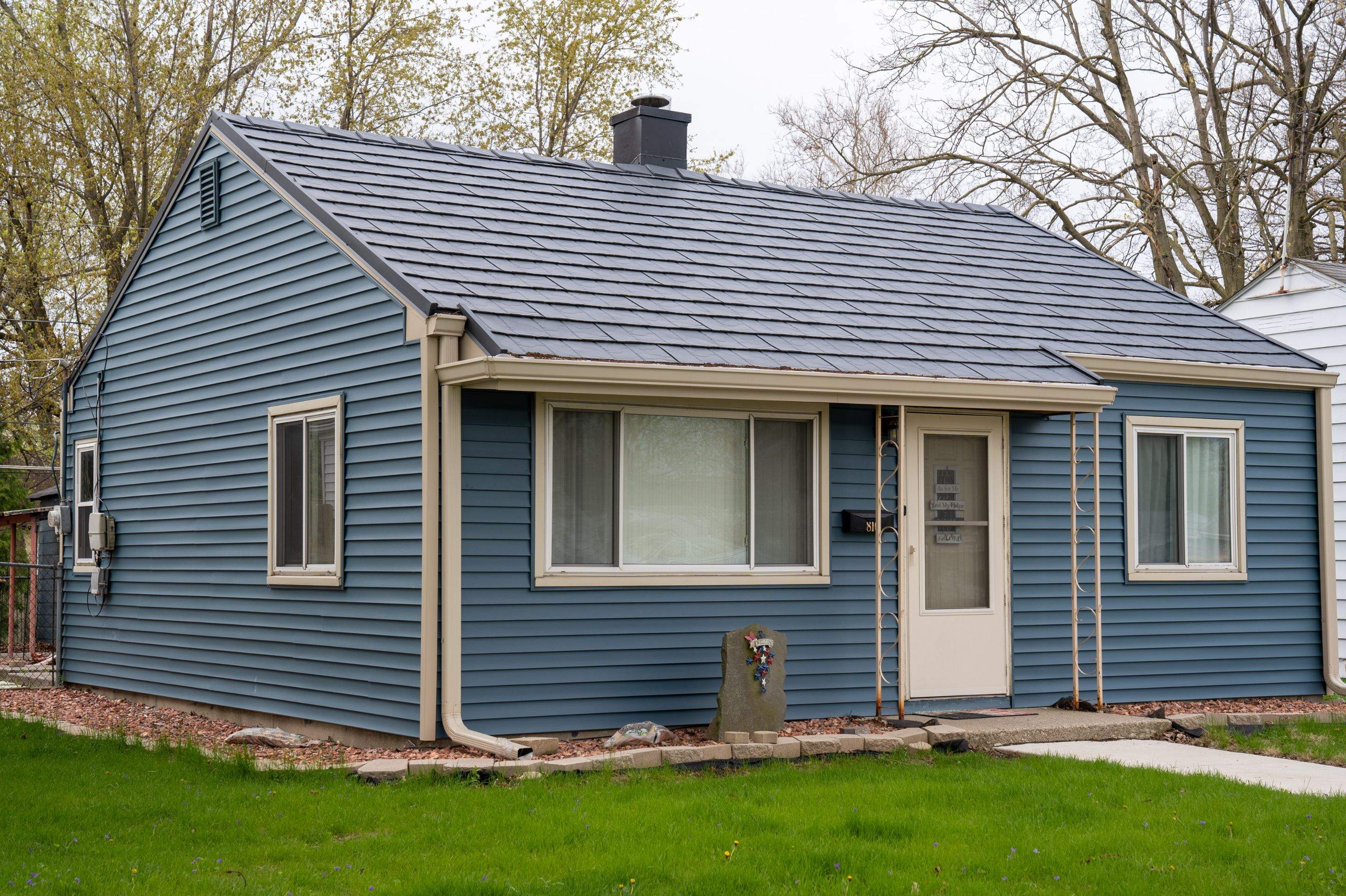 Residential Roofing Installation using Vic West Nothridge Slate by 4Ever Metal Roofing