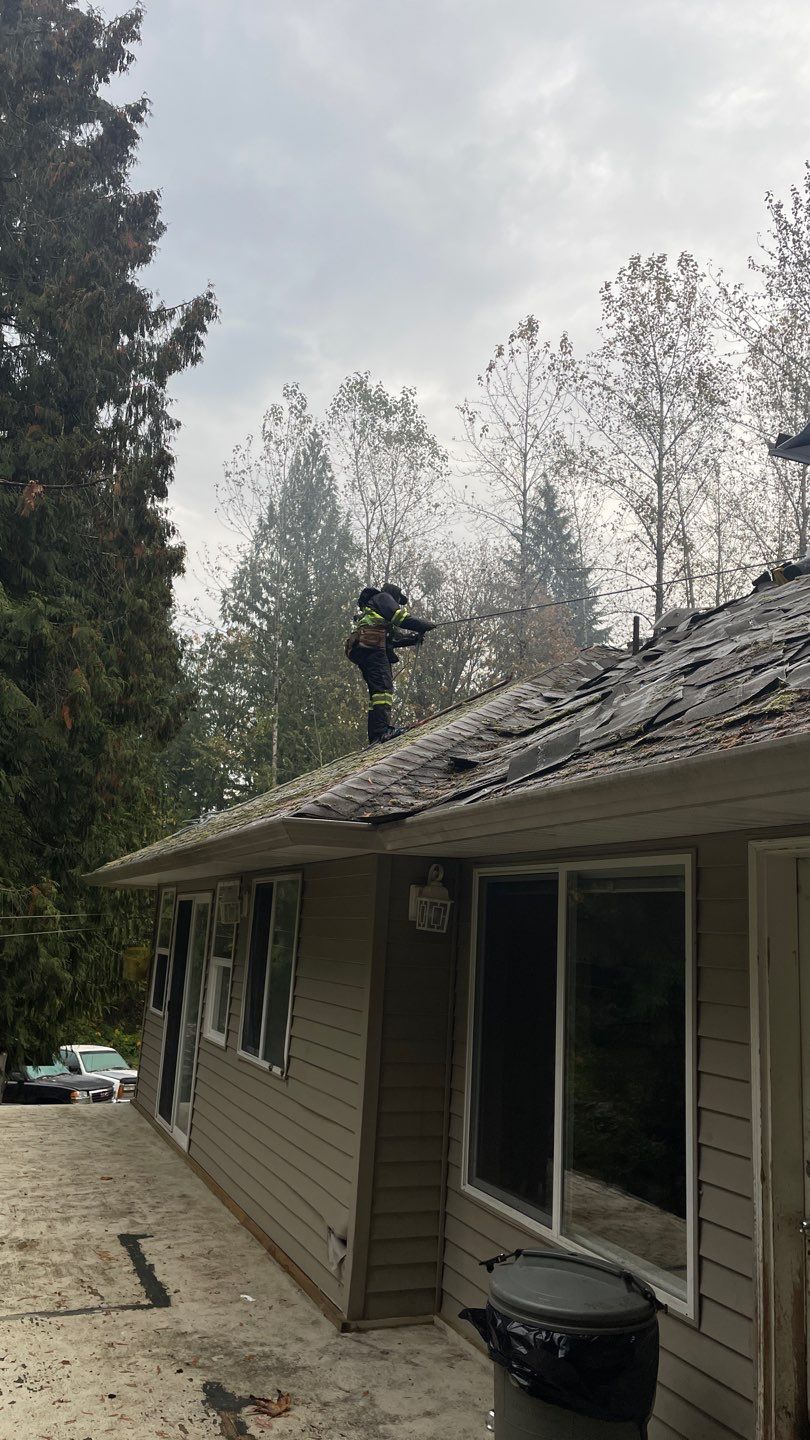 Residential Roofing Installation using OC Oakridge shingles by Top Notch Roofing Inc
