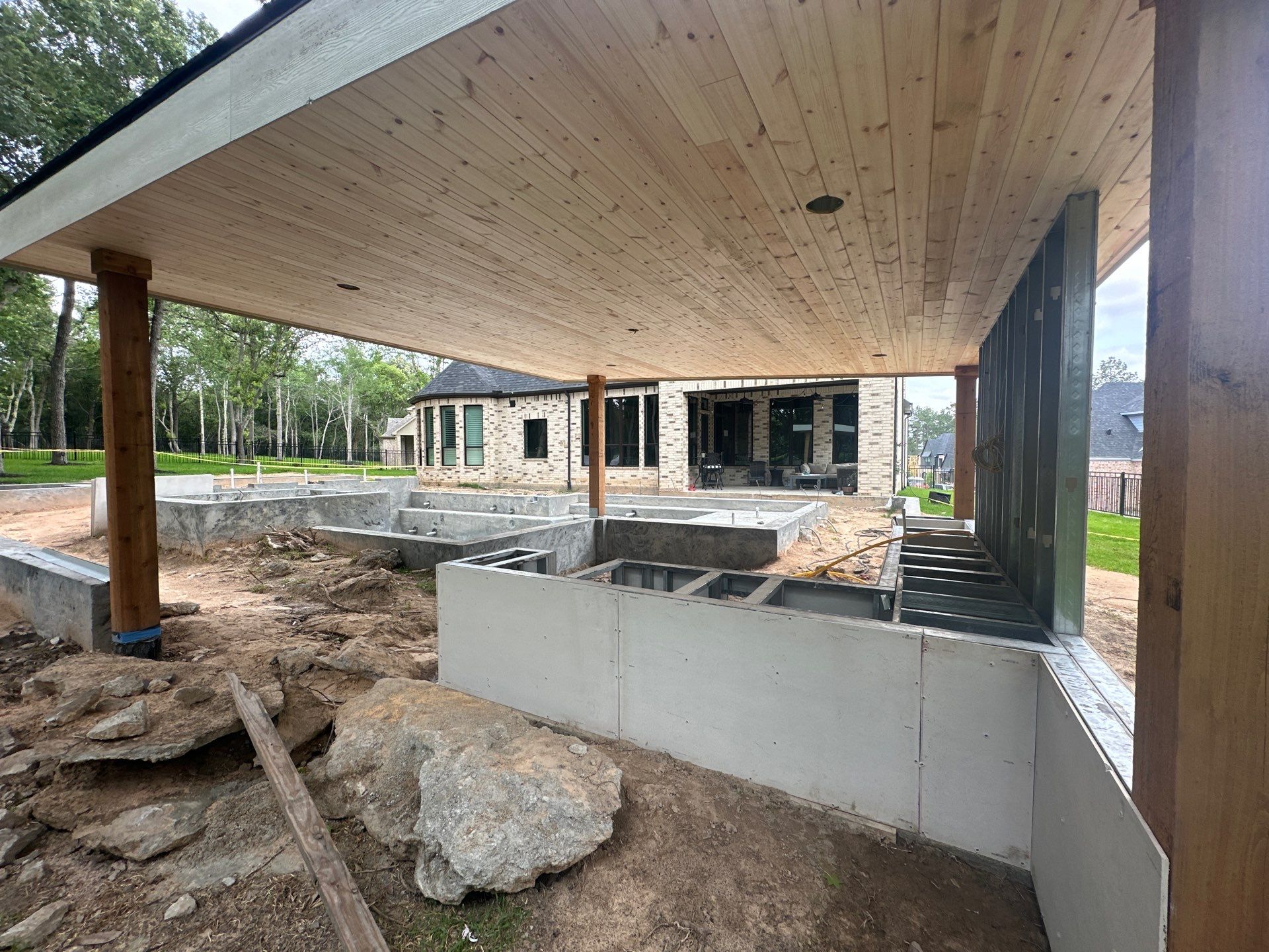 Modern Patio Cover and Kitchen in Montgomery by SophAlx LLC