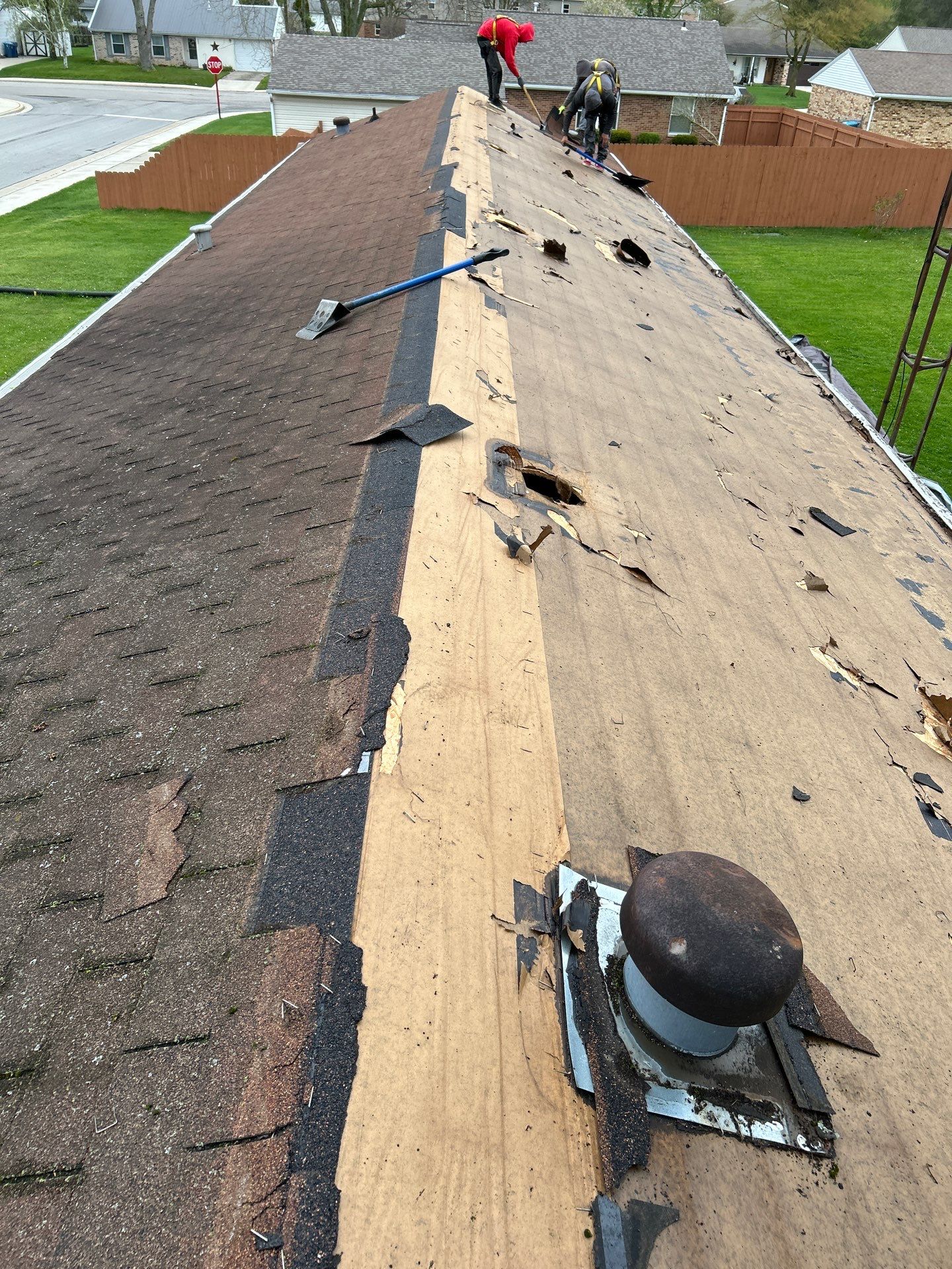 Roof and Siding Replacement using Norandex Cedar Knoll Graphite Siding and Owens Corning Durations in Onyx Black by WIW Enterprises Inc