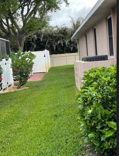 Sarasota, FL 6ft. Tall White Vinyl Privacy Fence  by Asap fence and gates, LLC