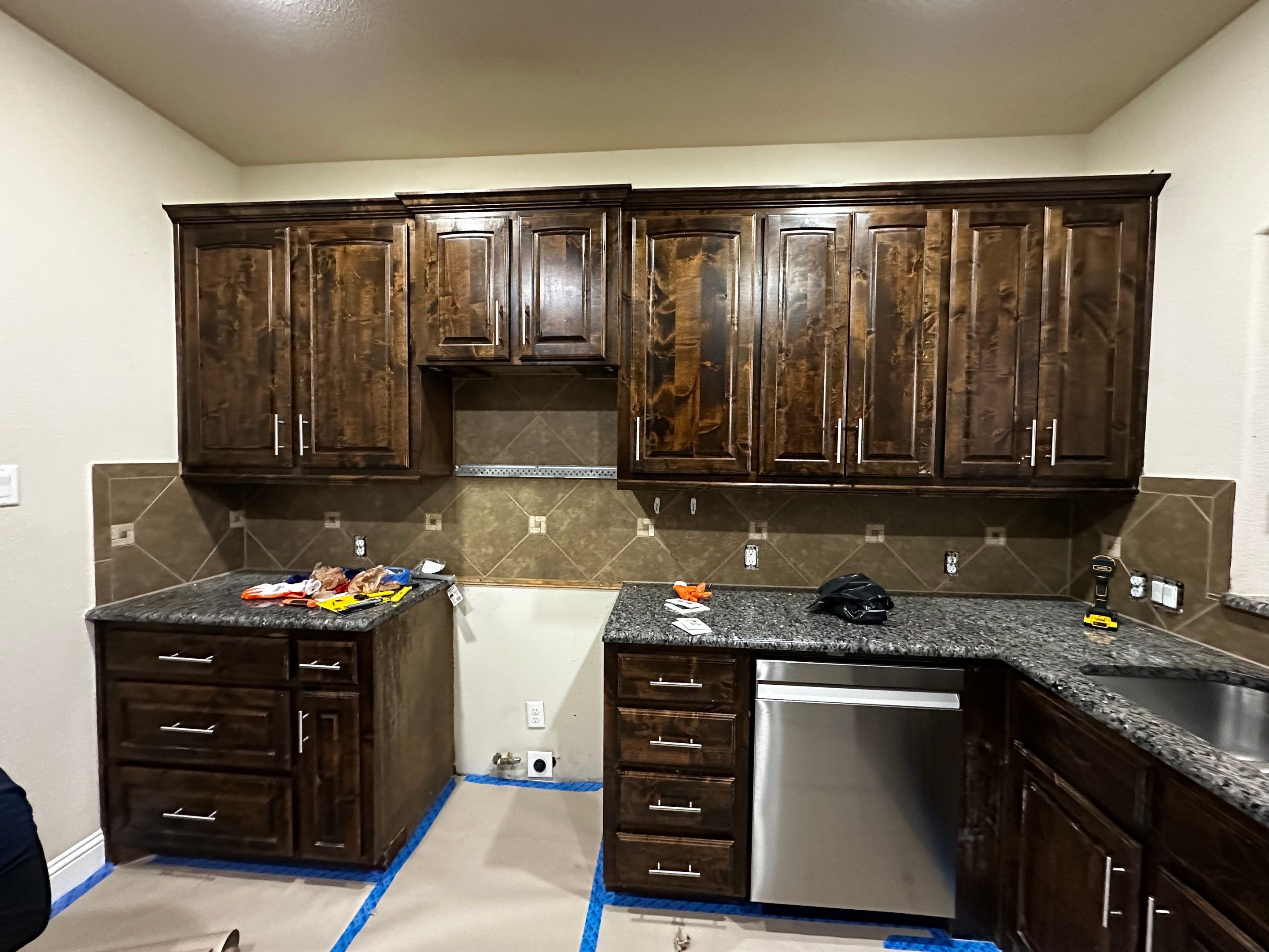 Layout-Loving Kitchen Refresh: Stunning Update in 14 Days Flat by Tibi Soli LLC