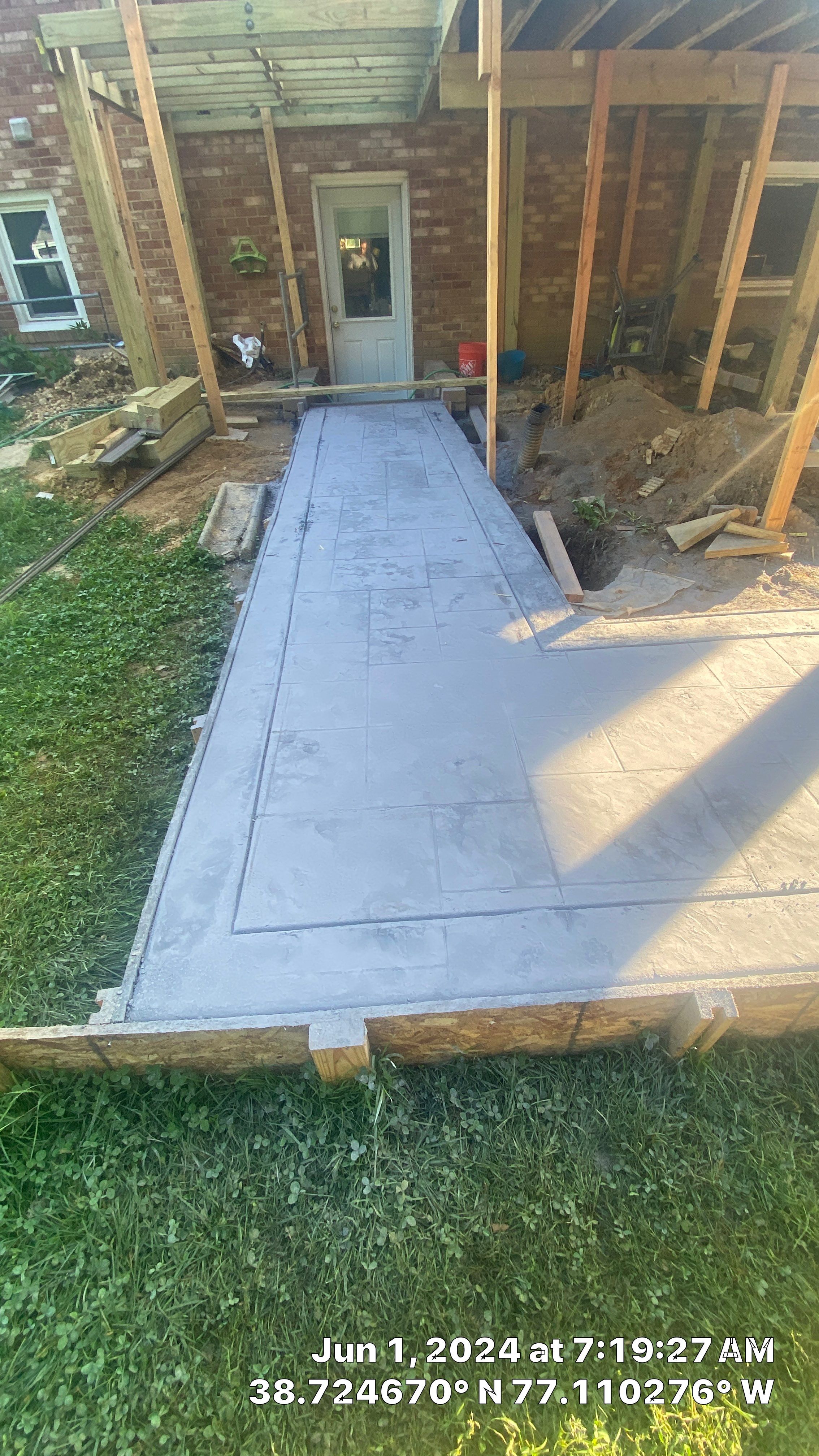 Deck & stamping patio   by Jesus Master Handyman LLC 