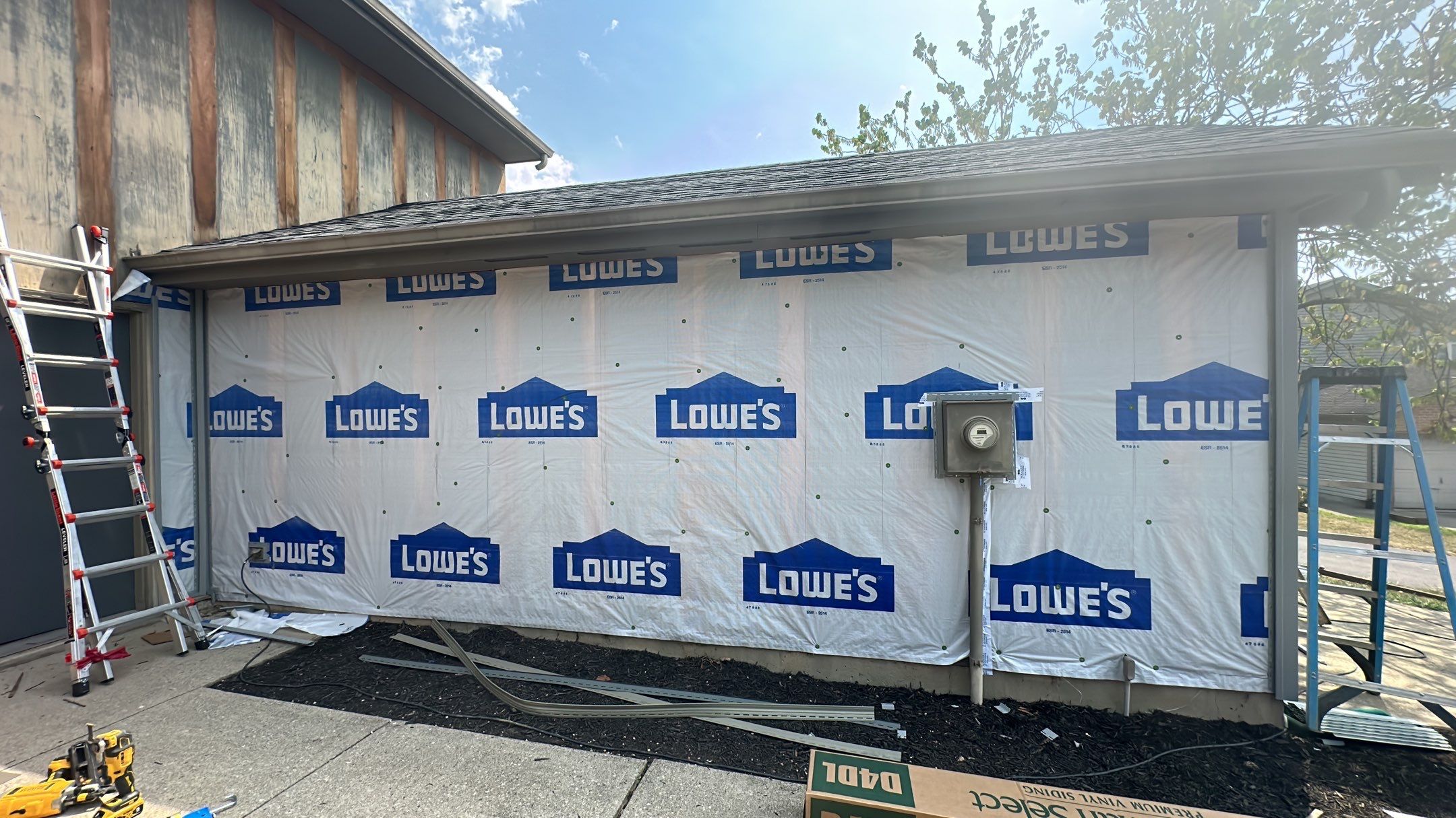 Siding Installation using Norandex Woodsmen Select vinyl sidning by WIW Enterprises Inc