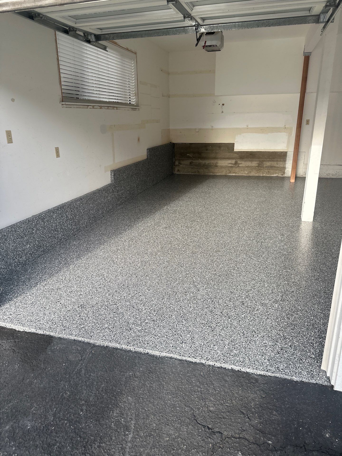 Polyurea Garage Floor Coating with Simiron Wombat Chip Finish