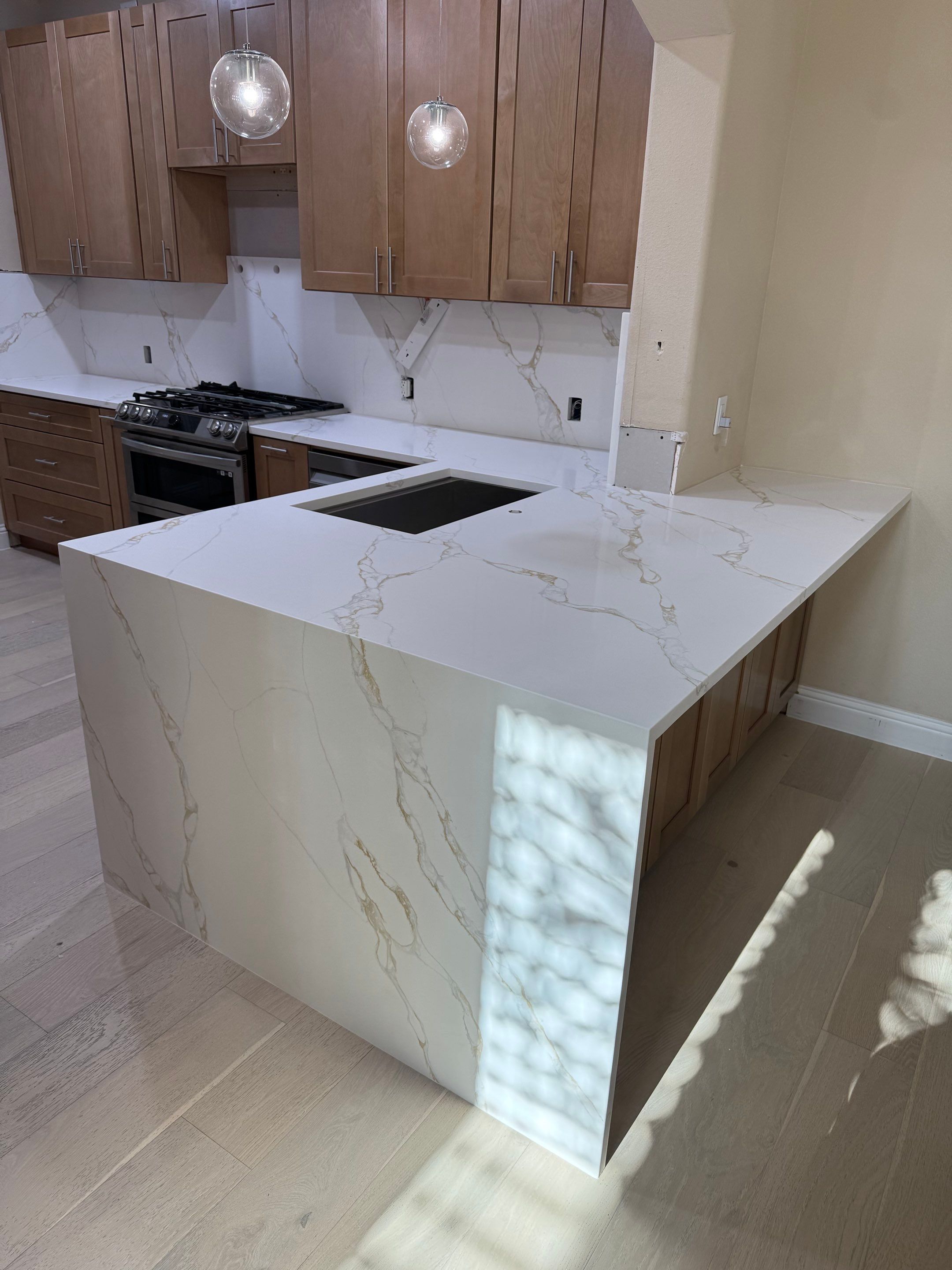 Layout-Loving Kitchen Refresh: Stunning Update in 14 Days Flat by Tibi Soli LLC