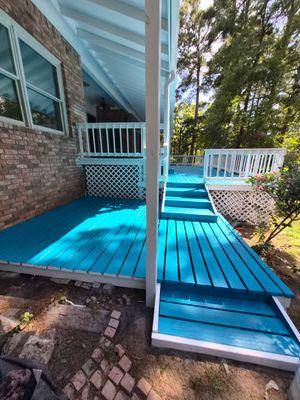 Vibrant Deck Gets New Life in Flint Texas
