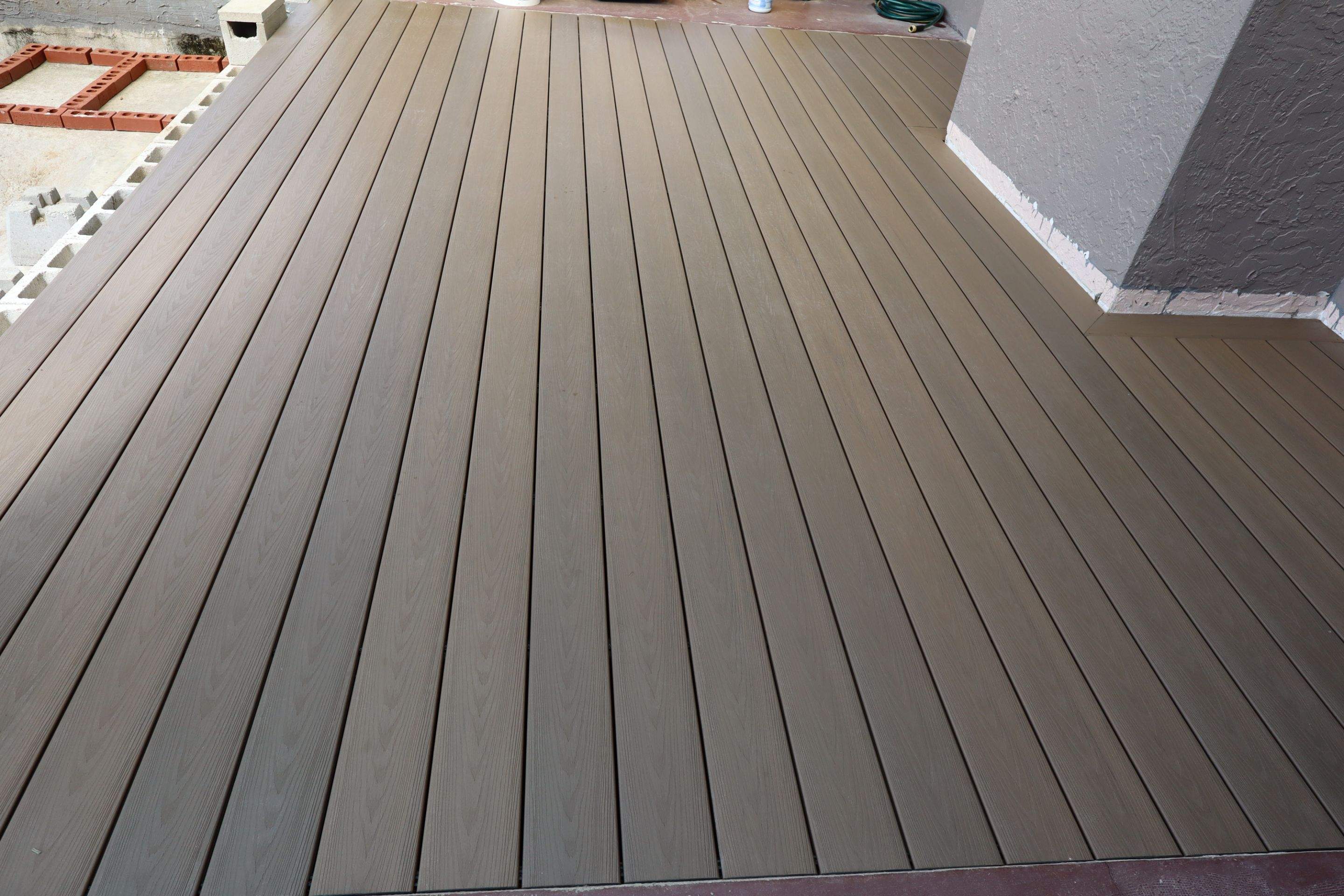 Composite deck and aluminum railings by Orlando pergolas 