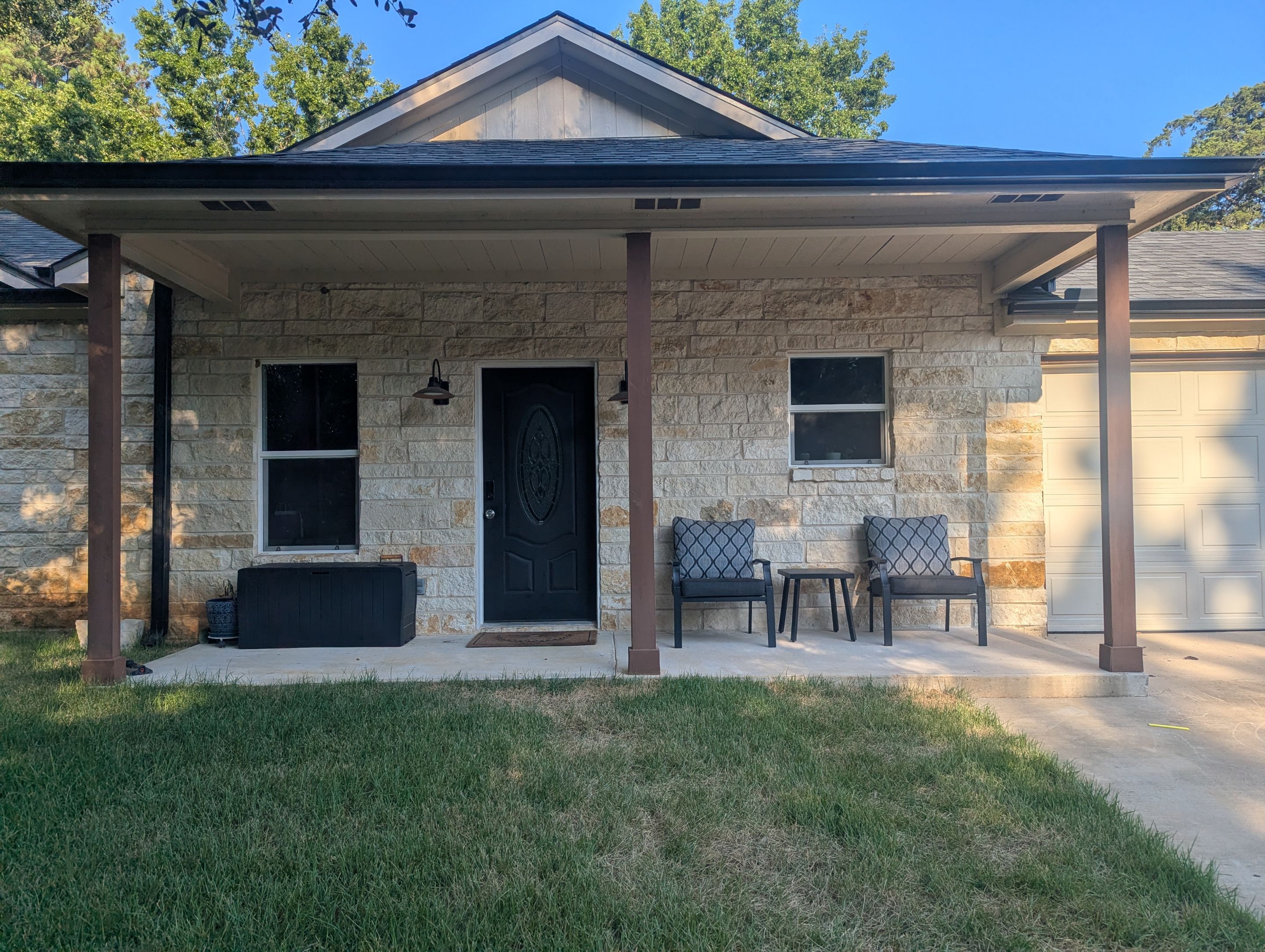 Bold New Color Scheme on Frankston, TX Home by Quality Coats Painting