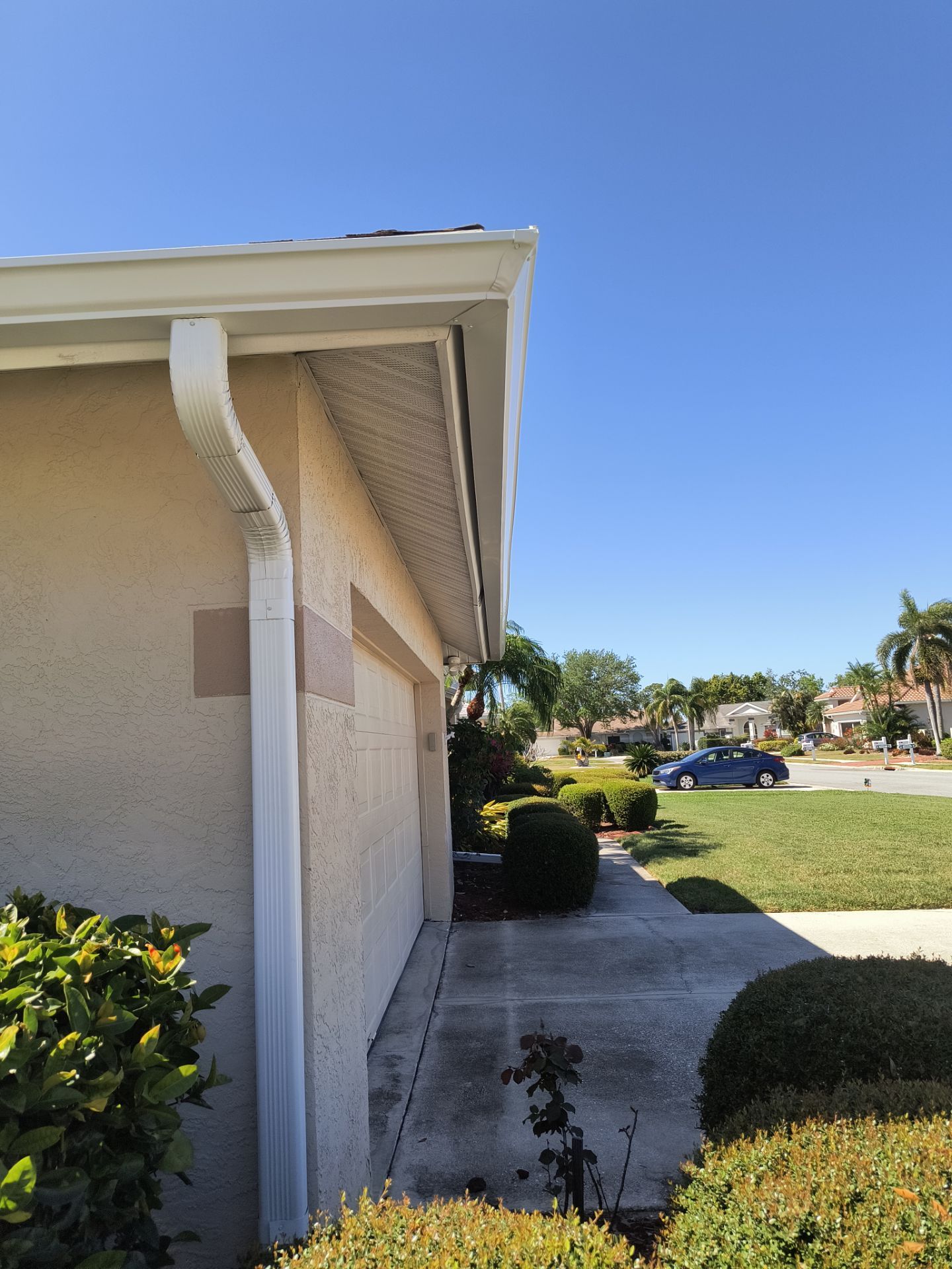 White Seamless Gutters using 6 Inch Seamless Gutters in Sarasota FL by Gutter Professors