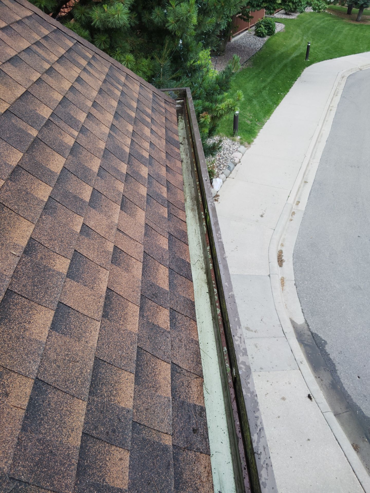 HOA gutter cleaning after photo.
