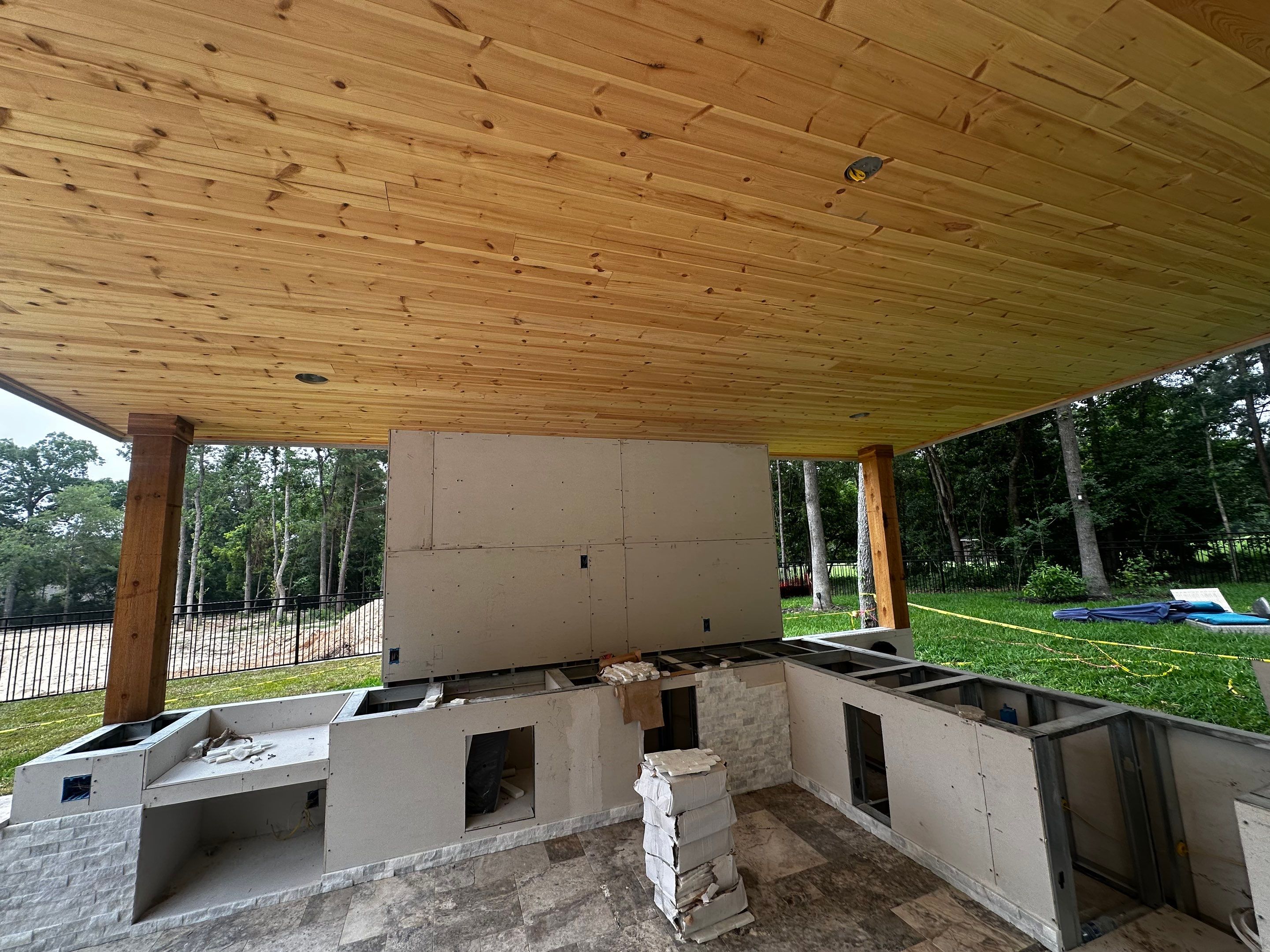 Modern Patio Cover and Kitchen in Montgomery by SophAlx LLC