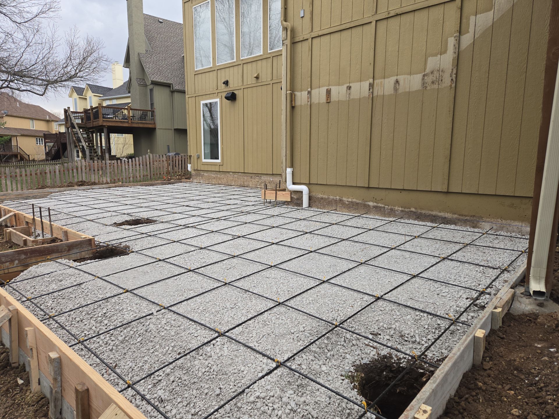 Back Yard Patio, Pergola, and Deck by LAND ESCAPES LLC