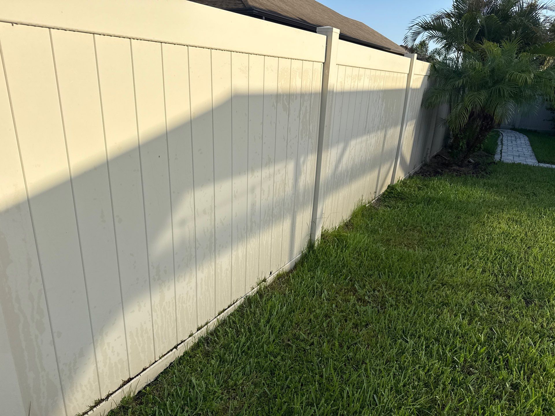2-Story Stucco House Wash & Tan Vinyl Fence Cleaning | Sheffield Glen Palmetto, FL by Sunshine AquaWash