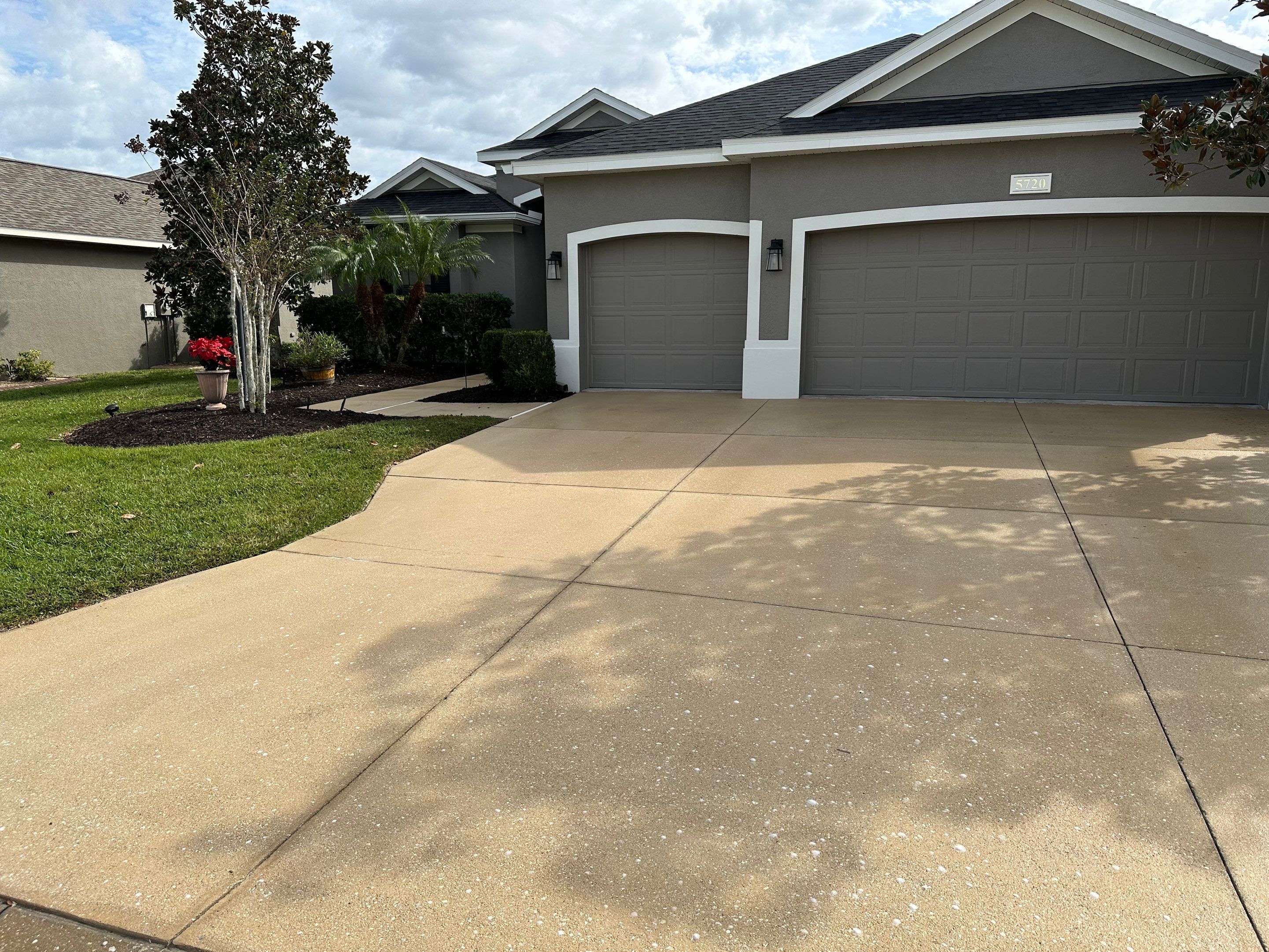 House Wash, Lanai Cleaning, and Driveway Cleaning by Sunshine AquaWash