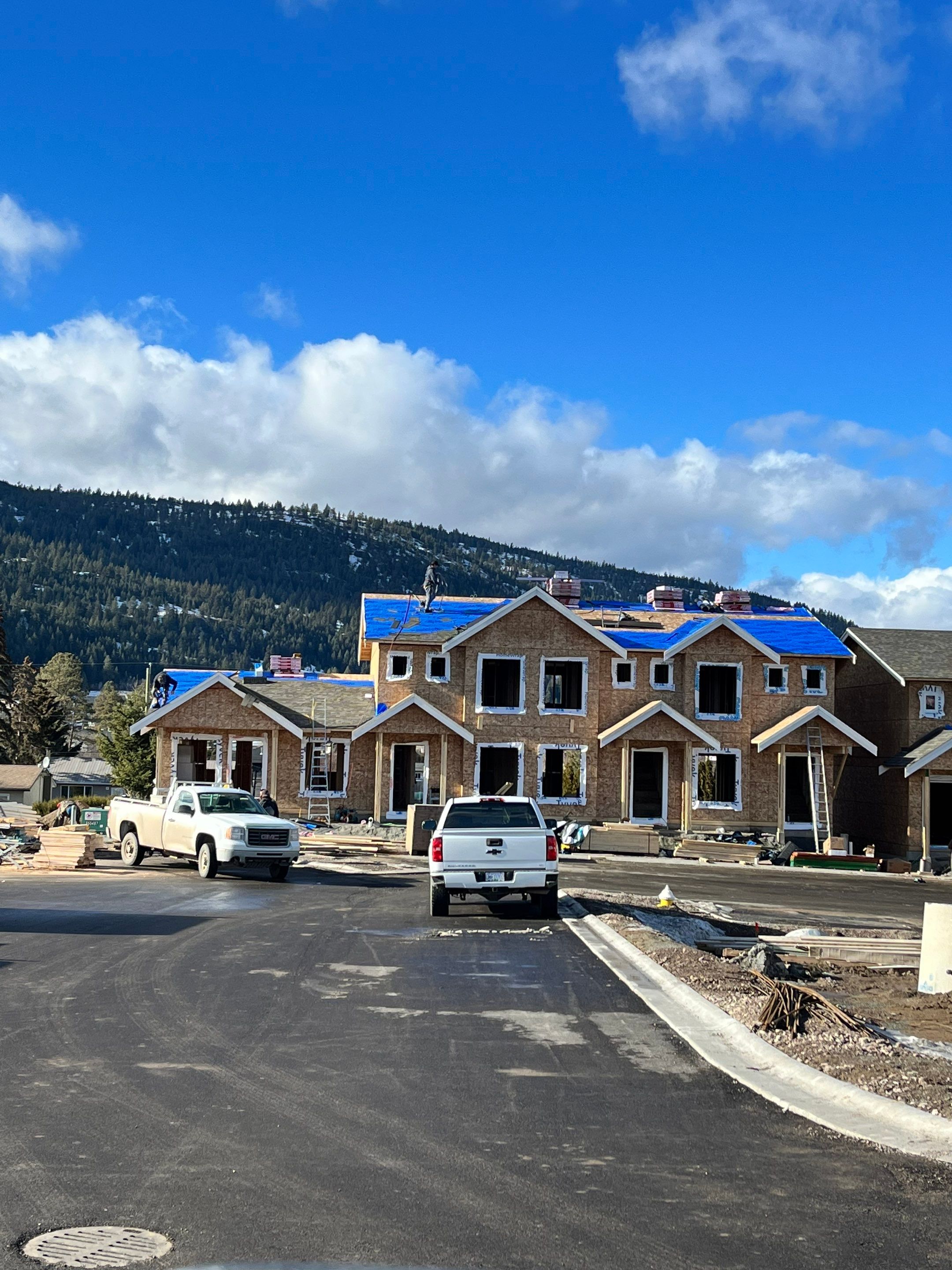 Residential Roofing Installation using OC Oakridge shingles by Top Notch Roofing Inc
