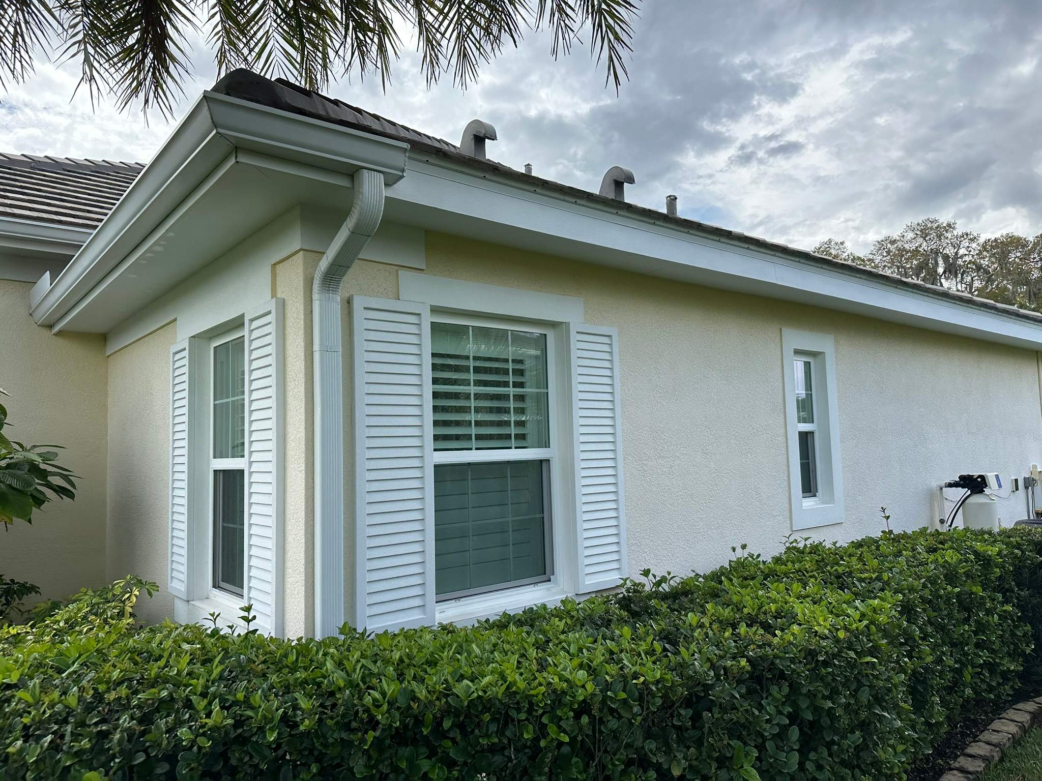 House Wash & Pool Screen Enclosure Cleaning in Winding River Community, Bradenton, FL | Sunshine AquaWash by Sunshine AquaWash