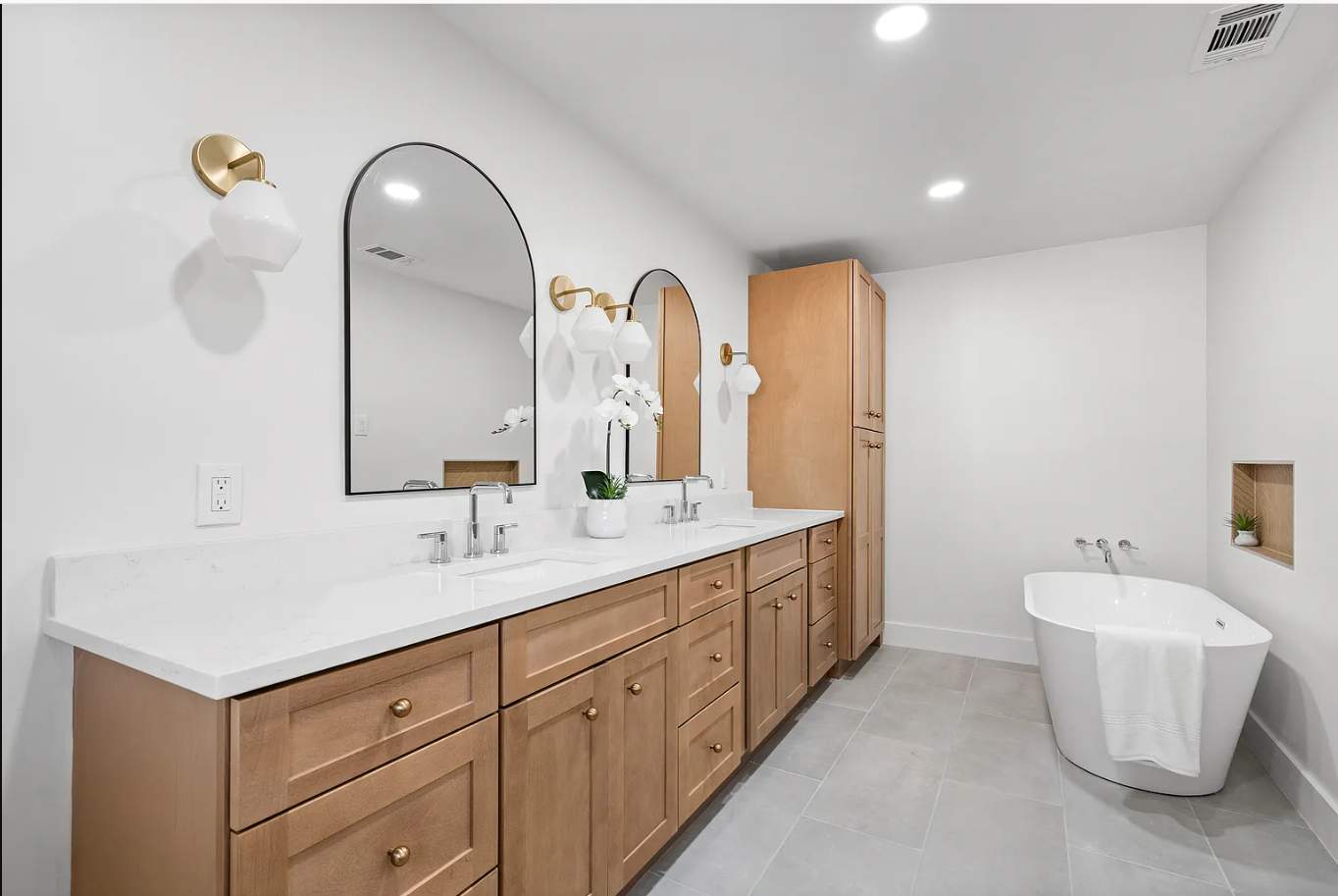 Layout-Loving Kitchen: Premium Cabinets Delivered in 7 Days Flat by Tibi Soli LLC