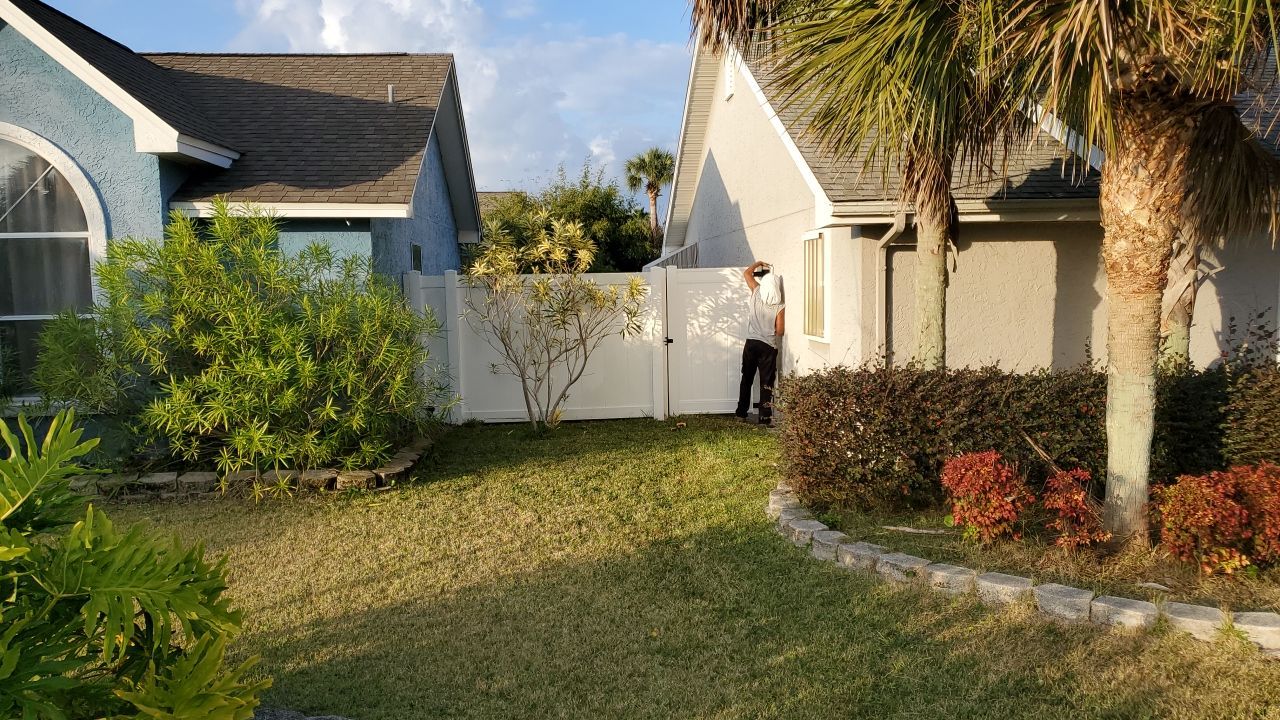 Nice clean look by Hip Square Fence Inc.