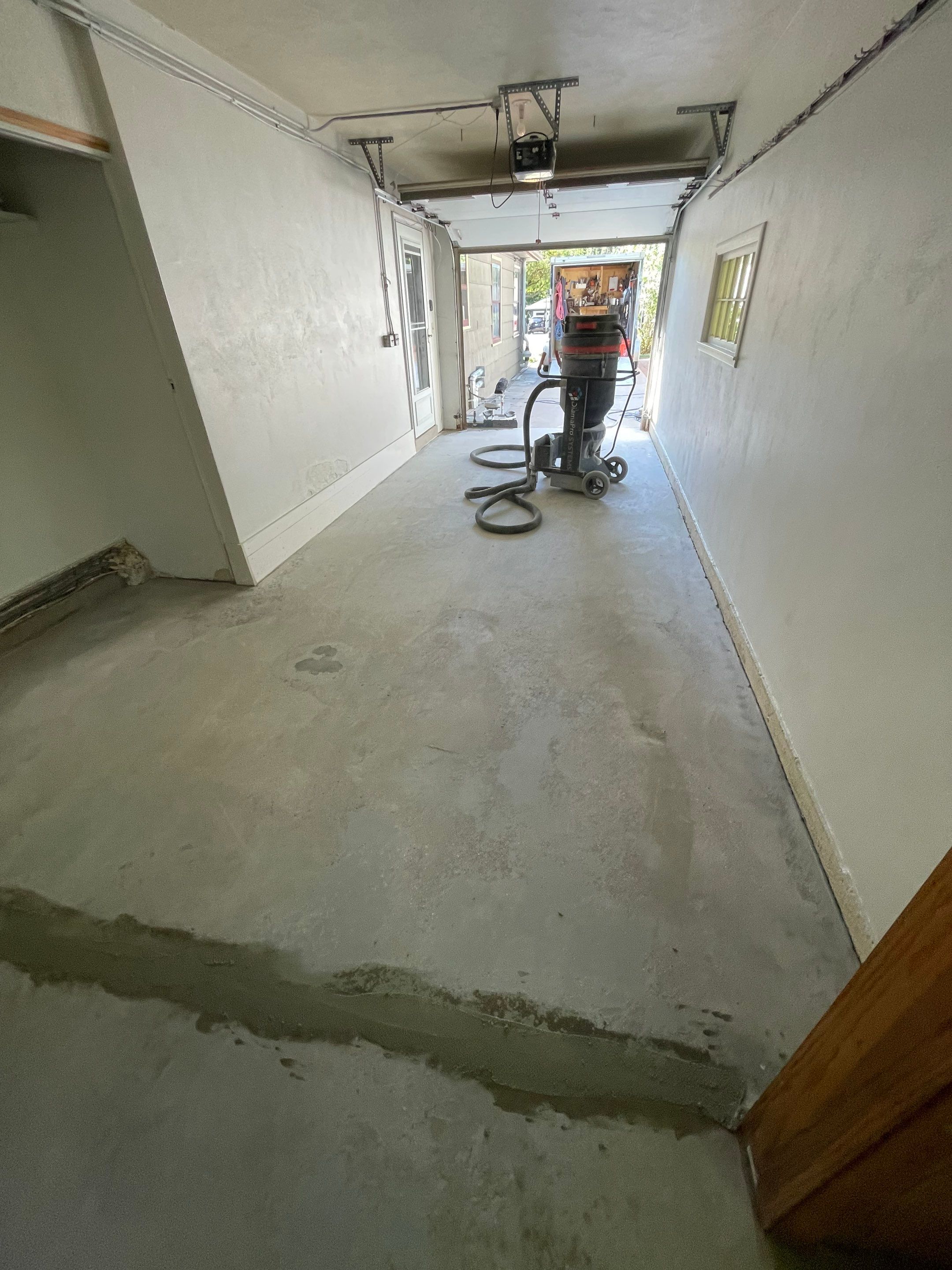 Sioux Falls Garage and Sunroom Concrete Coating with Coyote Flake by Select Painting, Coatings & Garage Cabinets