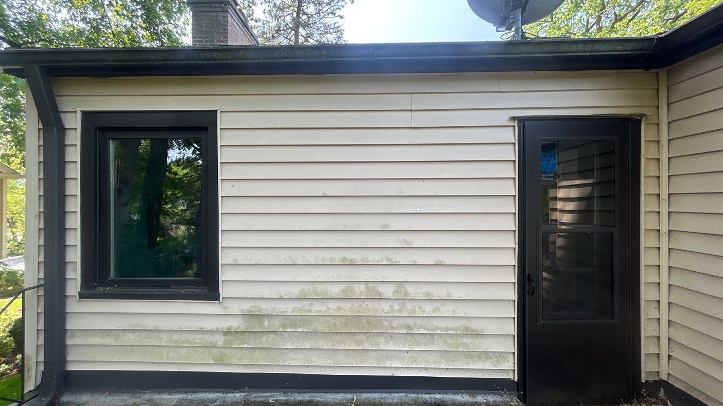 Highland Park,IL House washing  by Northern Power Washing LLC.
