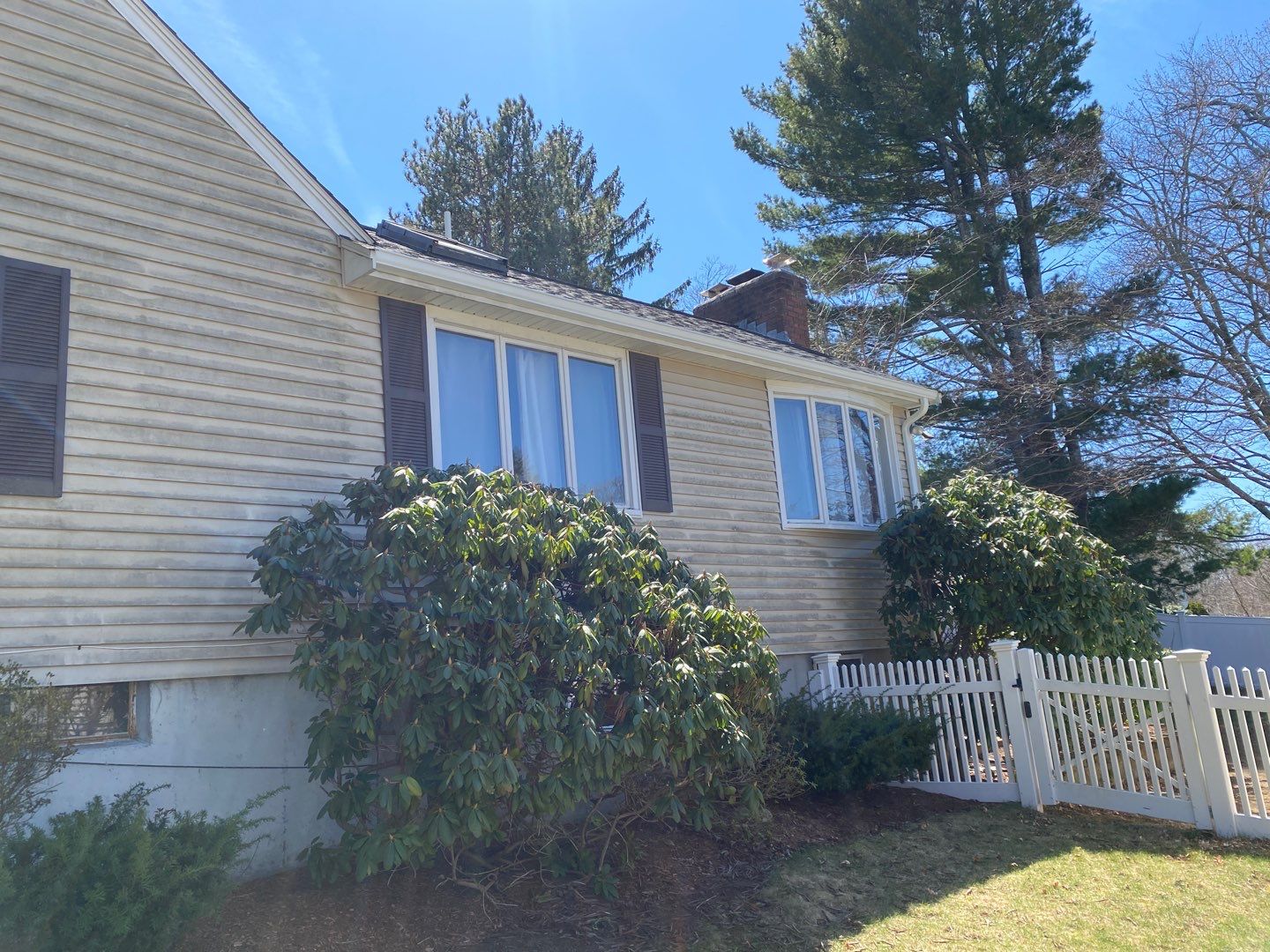 Seamless Aluminum Gutter with Hover Single Screen Continuous Hangers in Franklin, MA by Gutter Pro Enterprises