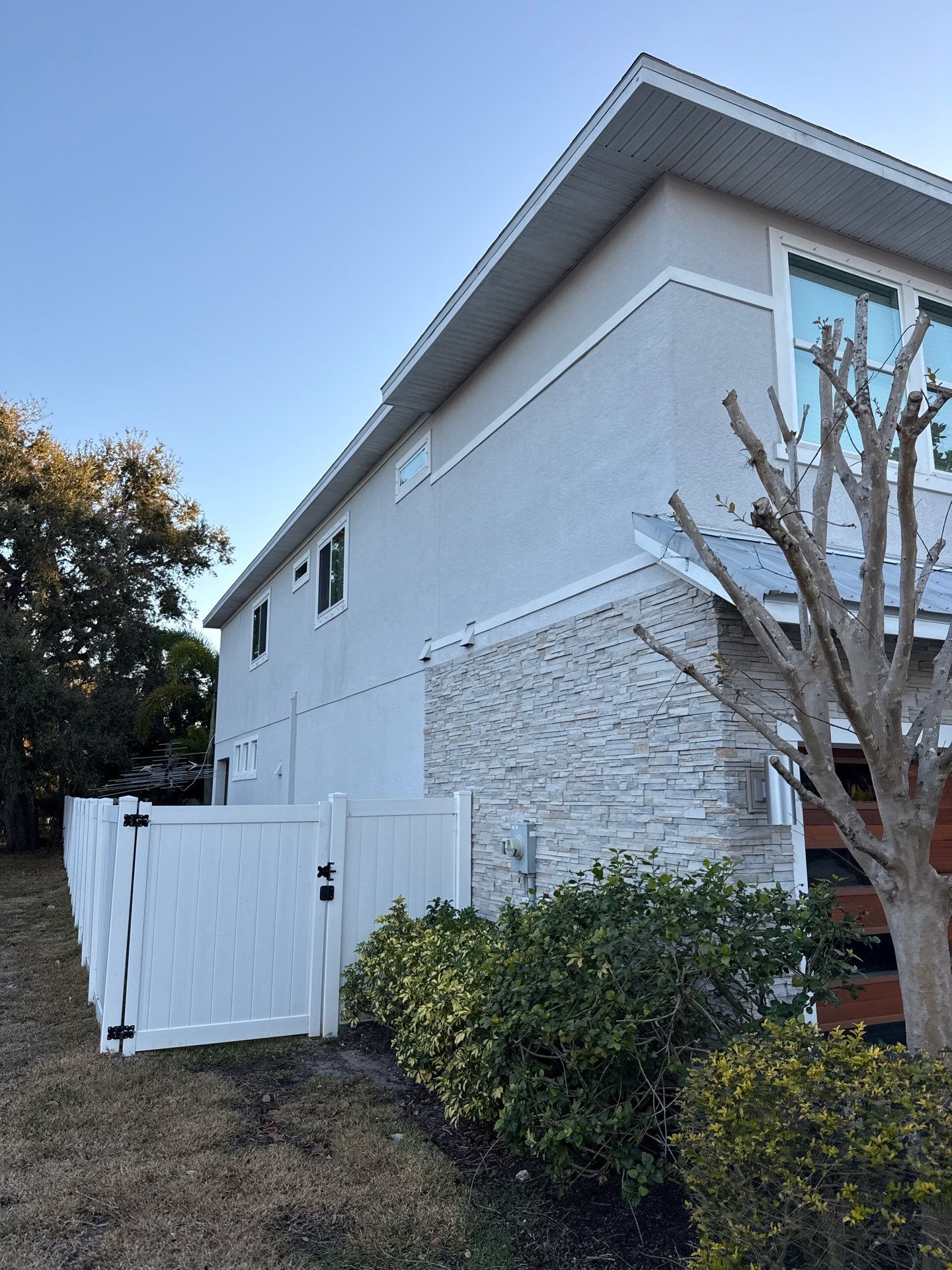 White K Style Seamless Gutters using 6 Inch Seamless Gutters in Sarasota FL by Gutter Professors