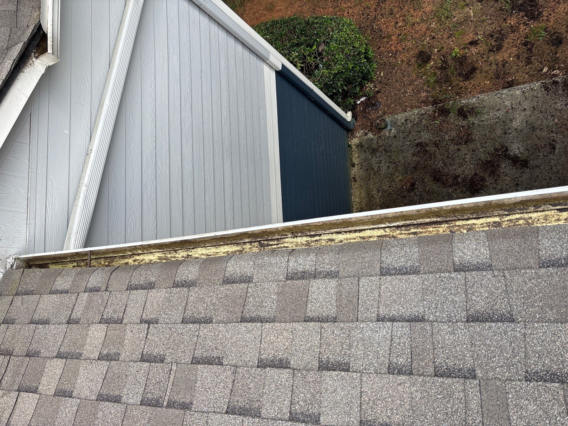 Commercial gutter cleaning Georgia after photo with clean gutters.