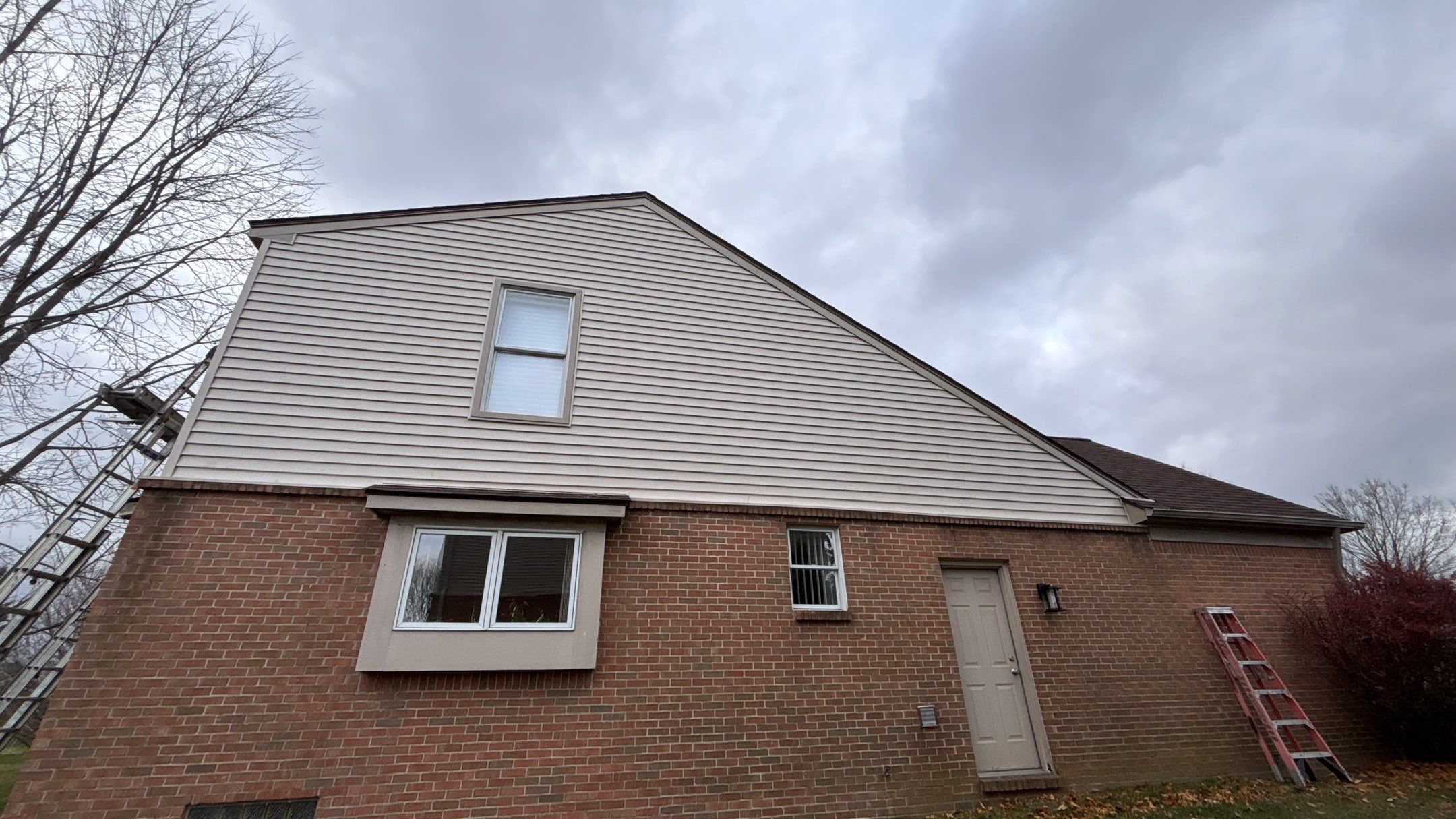 Siding Replacement using Alside Charter Oak D4.5" by 180 Contractors