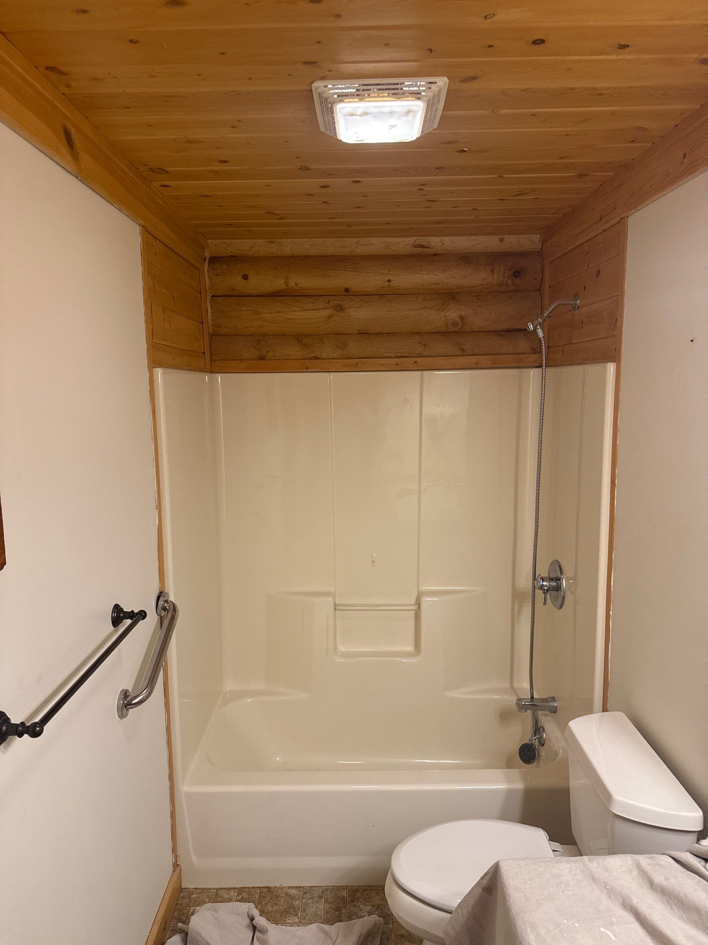 Jacuzzi Bath and Shower Remodel With Acrylic Surrounds in Wellston by Rainbow Seamless Systems