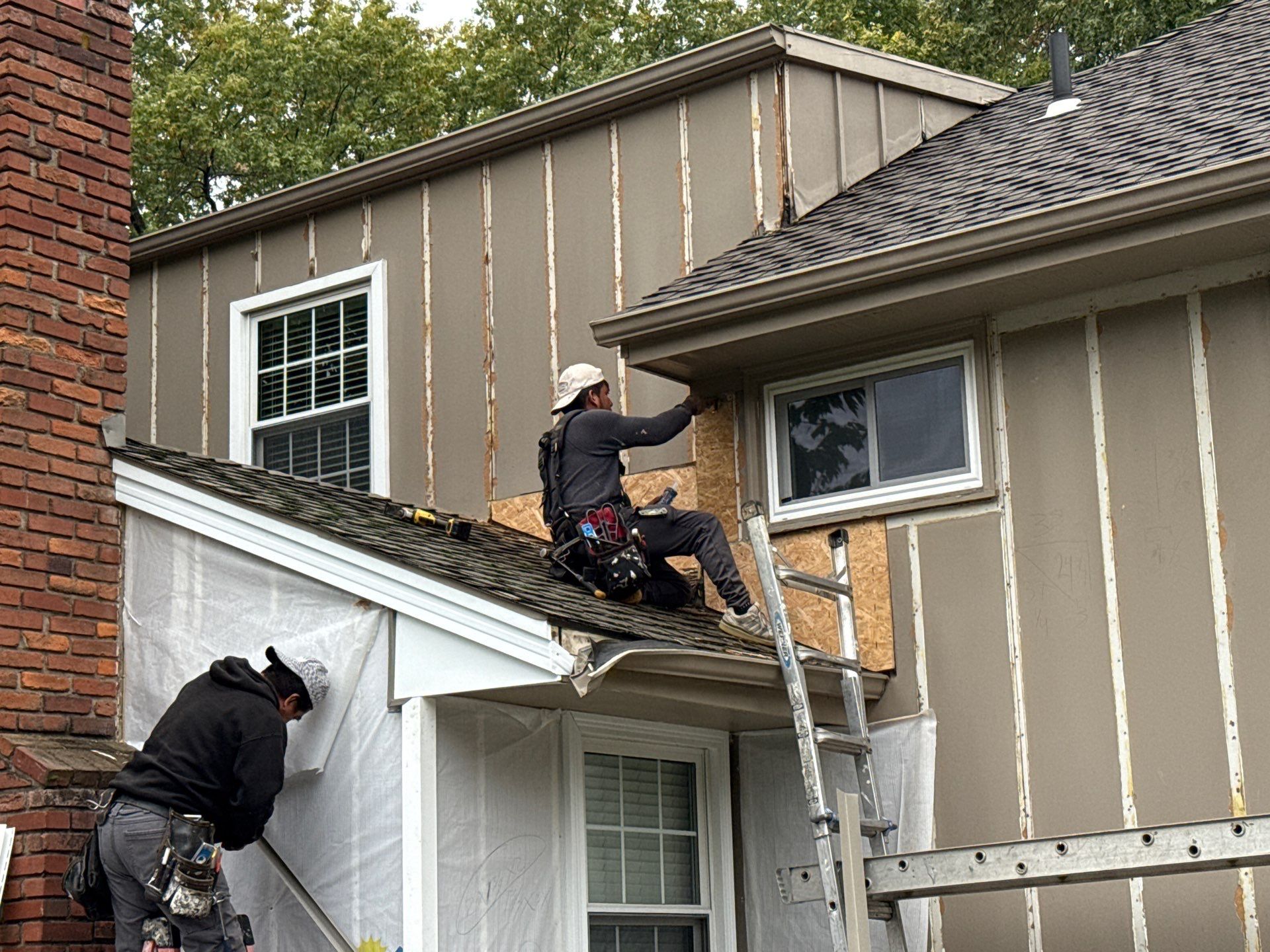 Complete Kansas City Exterior Remodel With IKO Roofing and Craneboard Siding by EEC Windows, Siding & Roofing