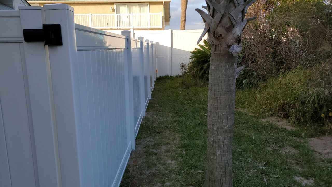 Nice clean look by Hip Square Fence Inc.