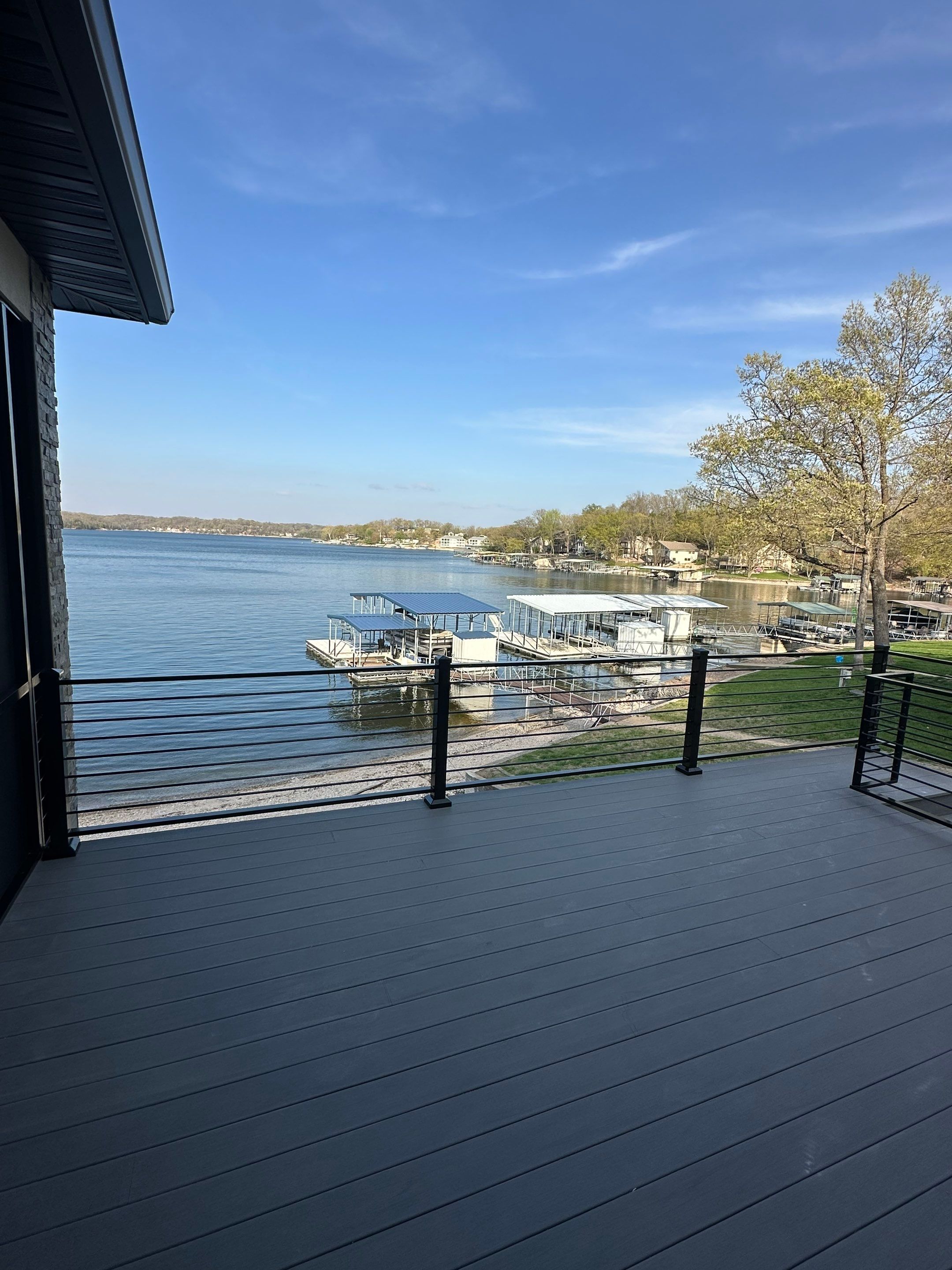 Residential Railing using Horizontal Rail by Edge Rail And Screen