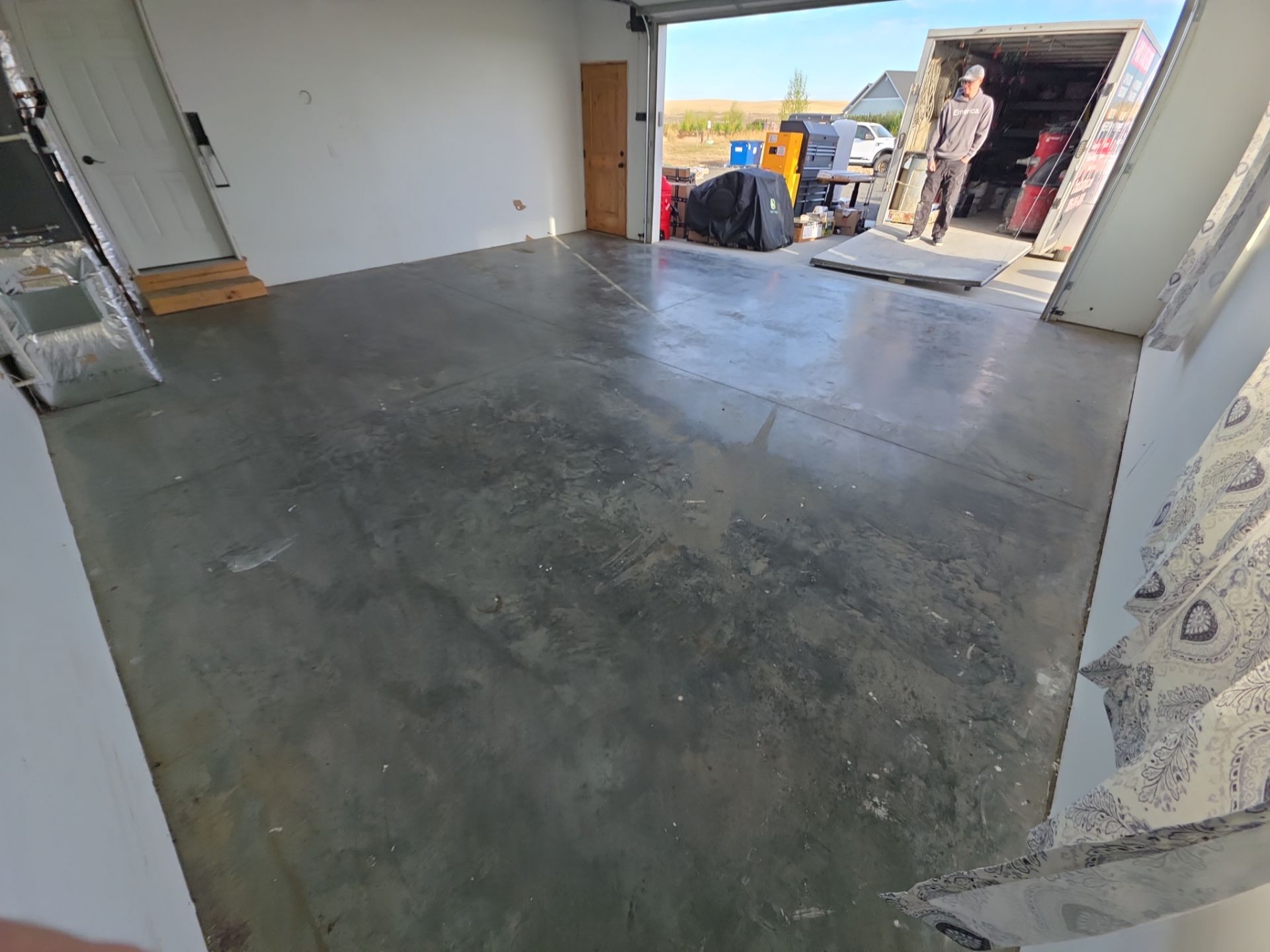 Polyaspartic Garage Floor Coating With Slate Hybrid Flake in Davenport by Croc Coatings, LLC