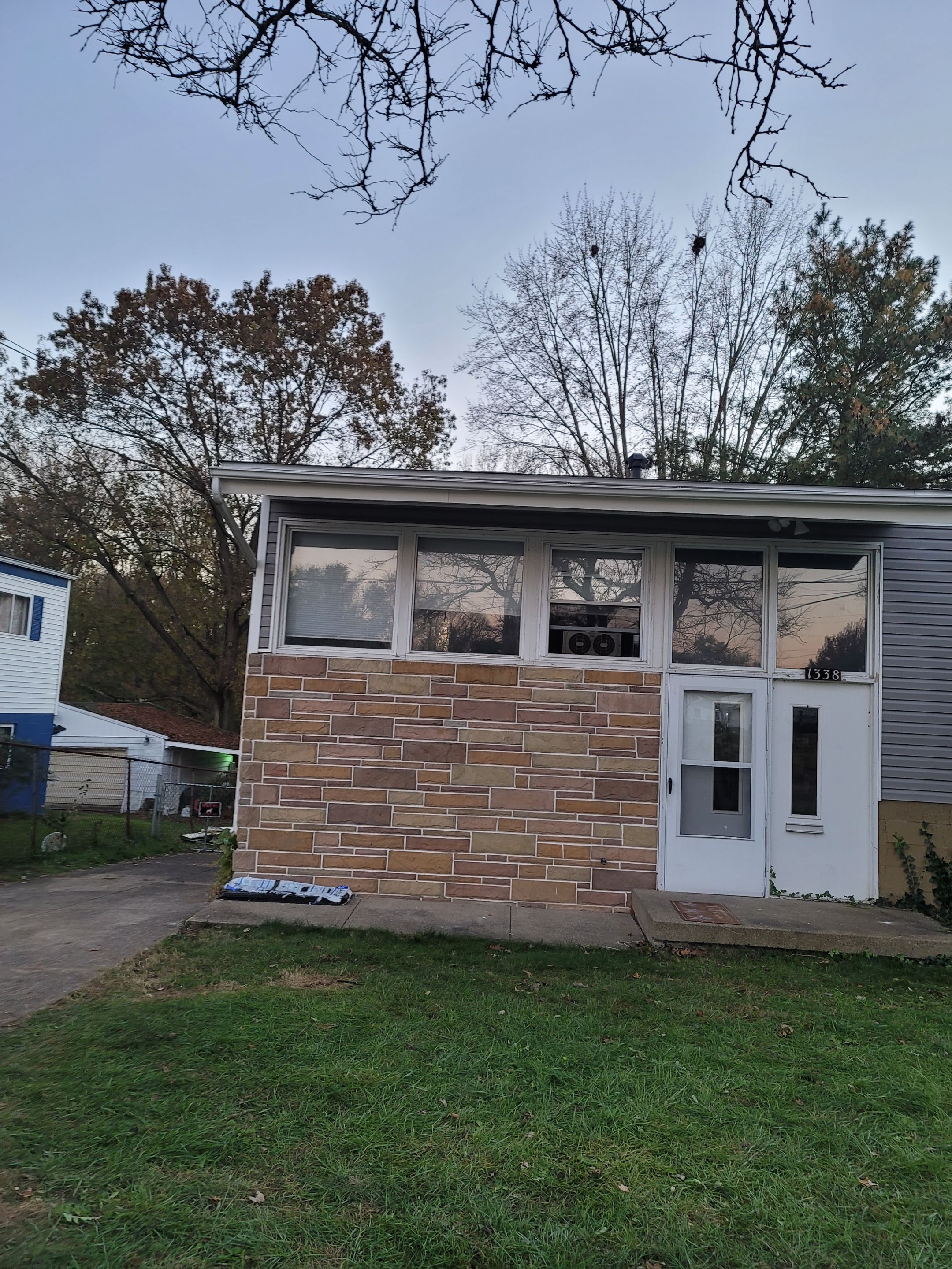 Brand: Atlas Pinnacle Color: Pristine Scotchgard Pweter Drip: White by Eagle Eye Roofing