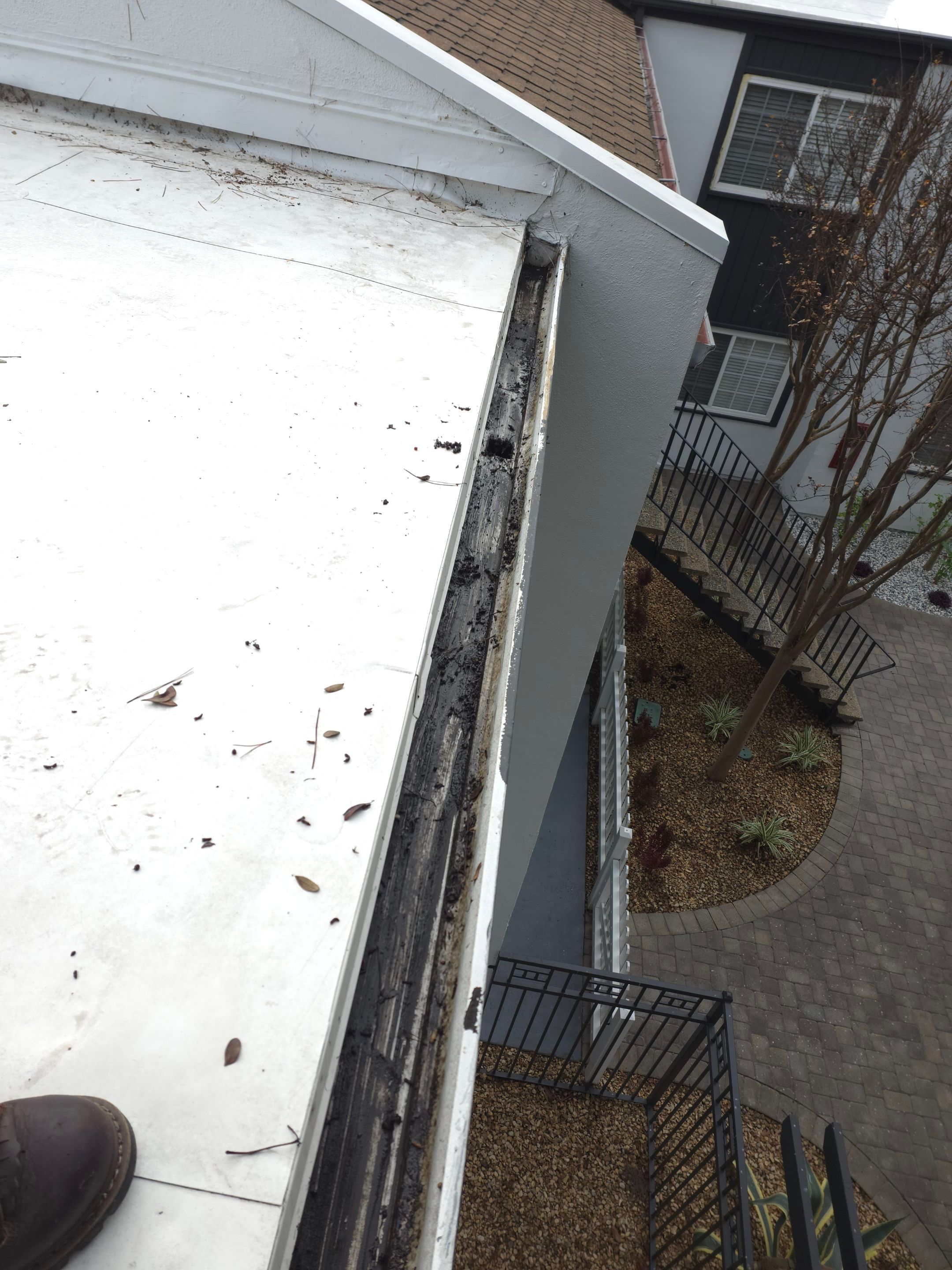 Commercial gutter cleaning Irvine & Newport Beach after photo with clean gutters