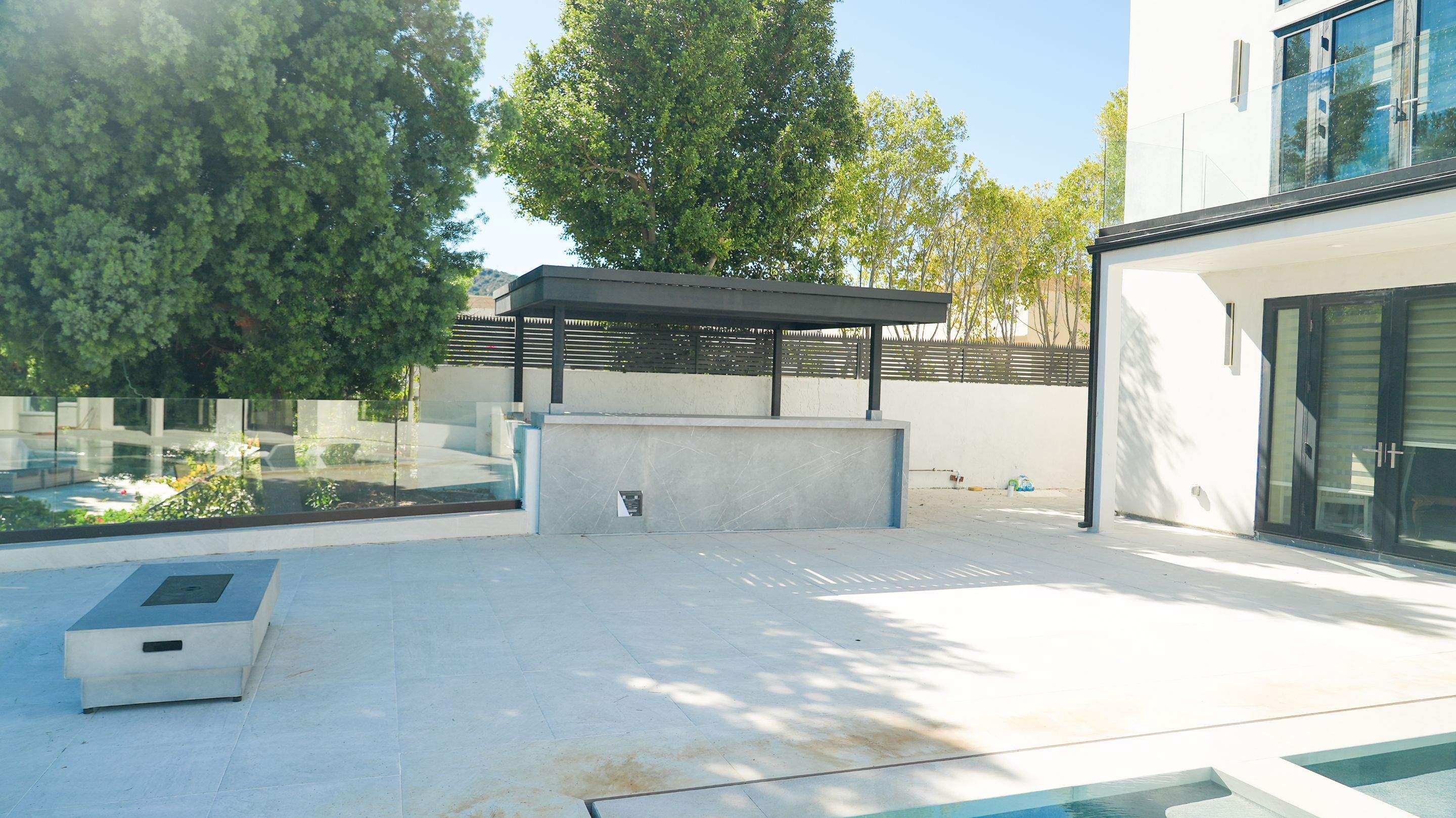 Zero-edge Pool & Backyard Trnasformation by Lax Home Inc 