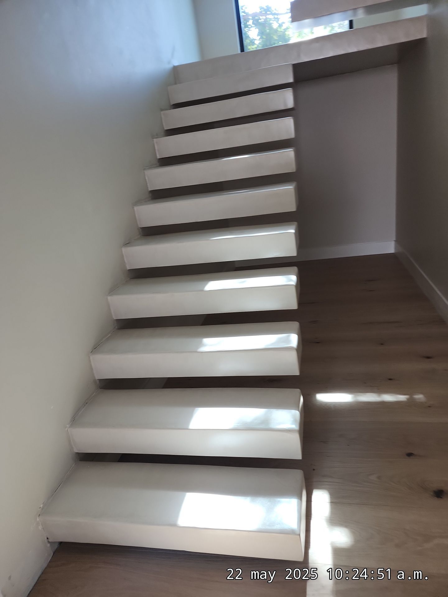 Microtopping over Steps by Seamless Surfaces